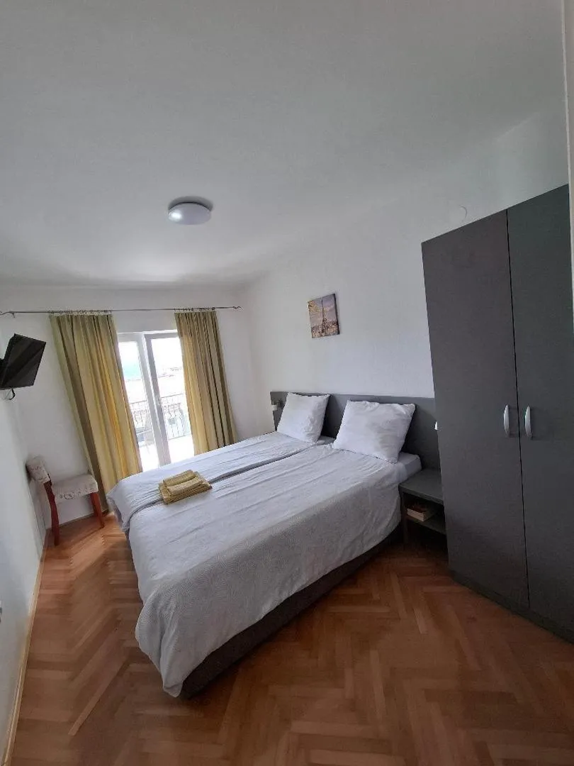 Apartments & rooms Leon