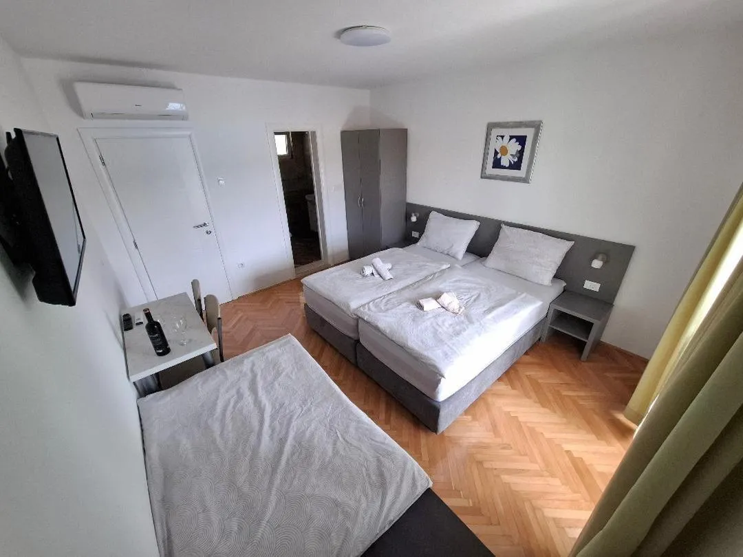Apartments & rooms Leon
