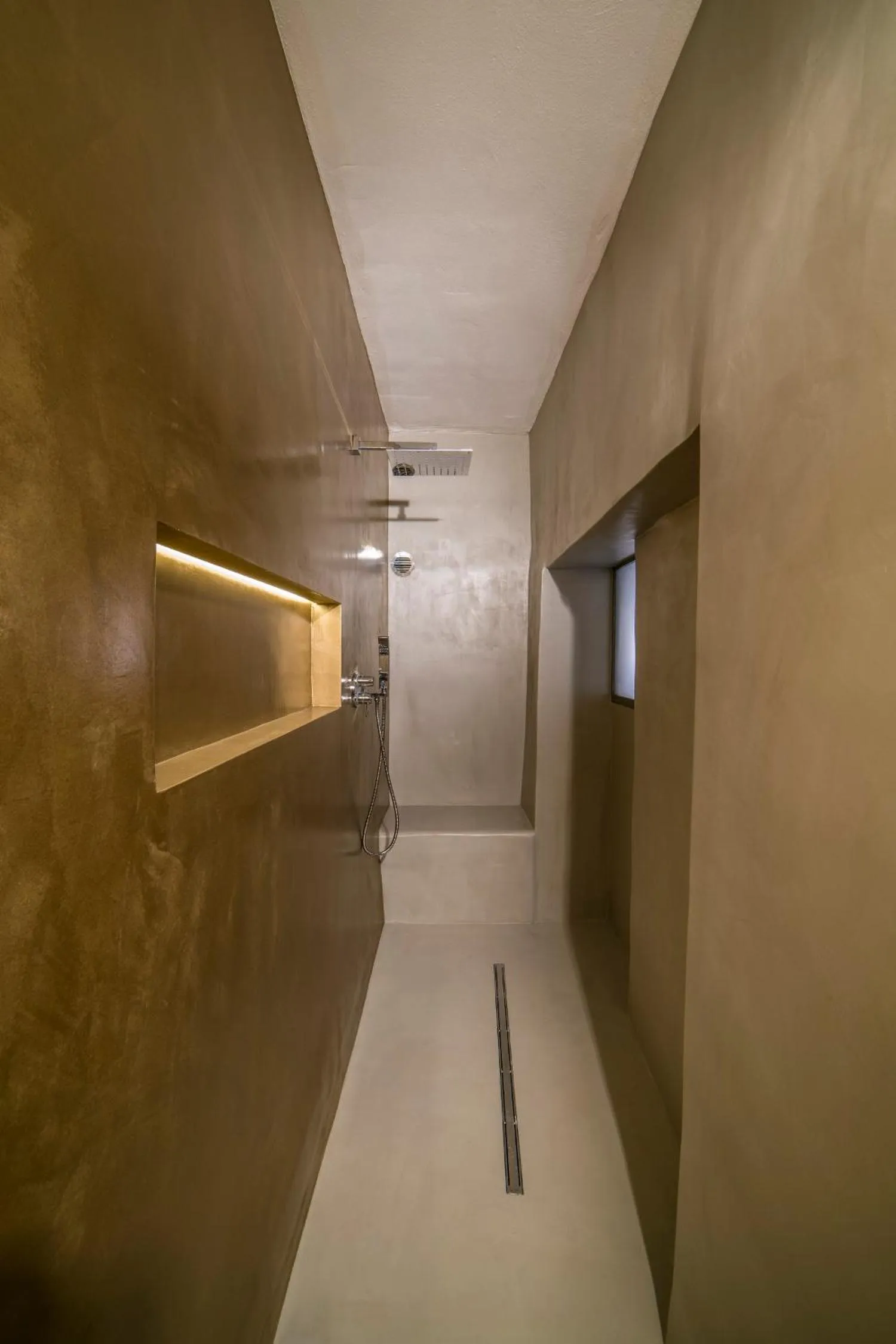 Shower in Rocca Palazzaccio