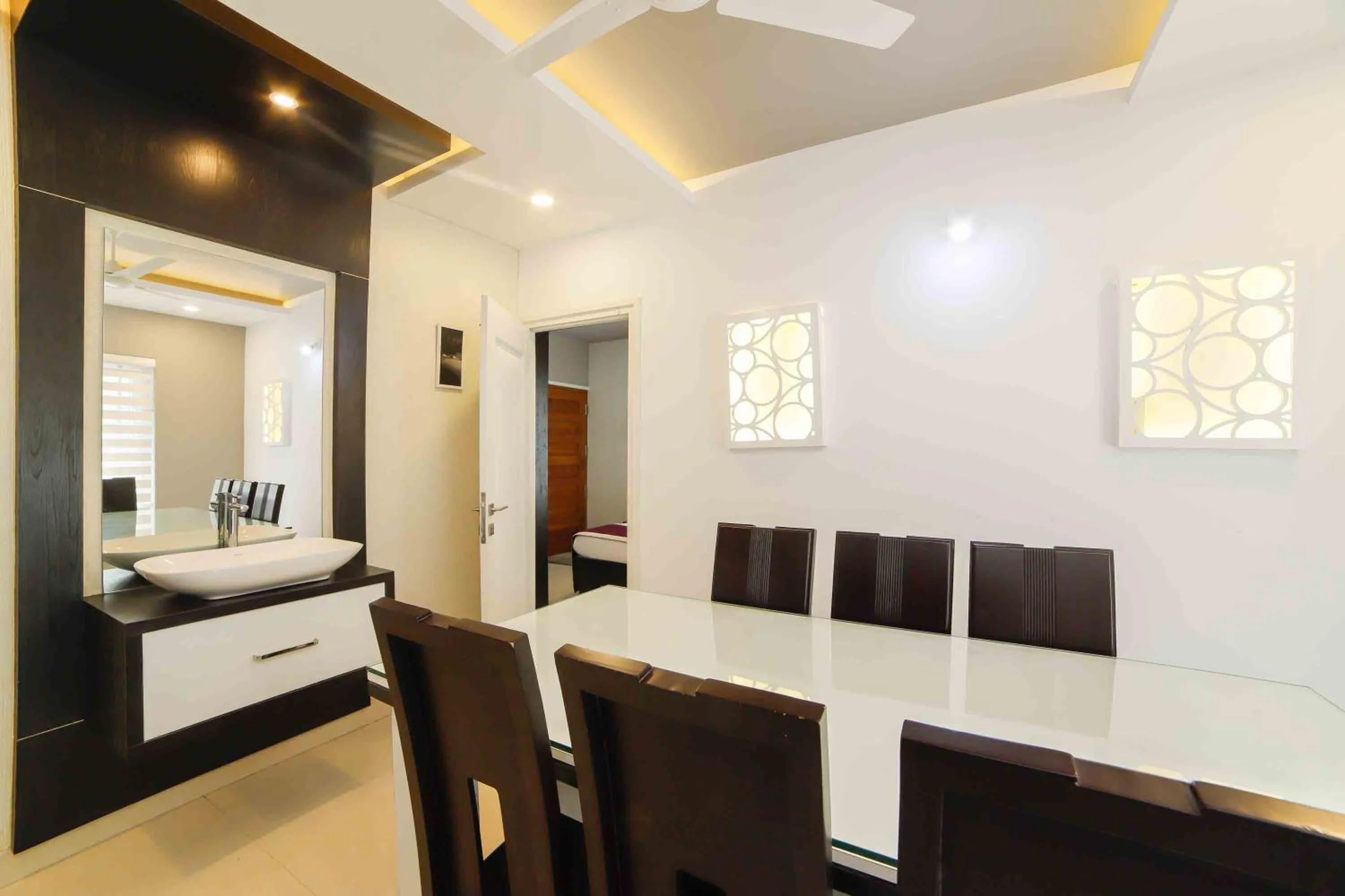 Dining area, Bed in Daan Ambalath Maple Leaves