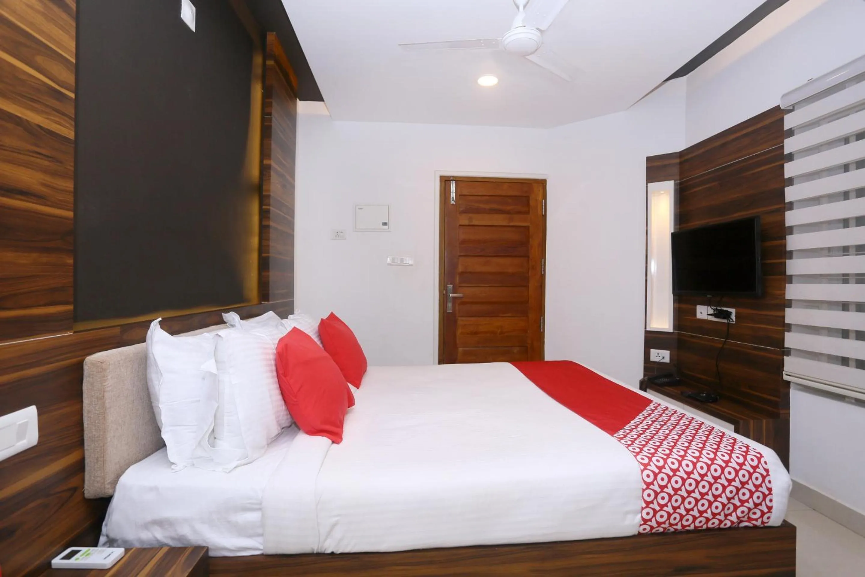 Bedroom, Bed in Daan Ambalath Maple Leaves