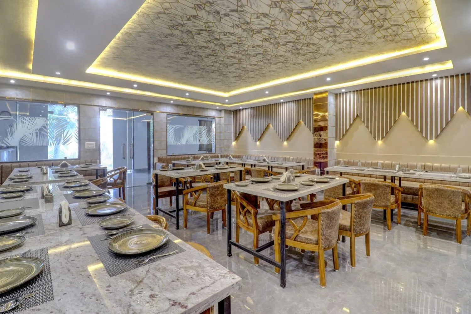 Restaurant/places to eat in Hotel Anand Villa