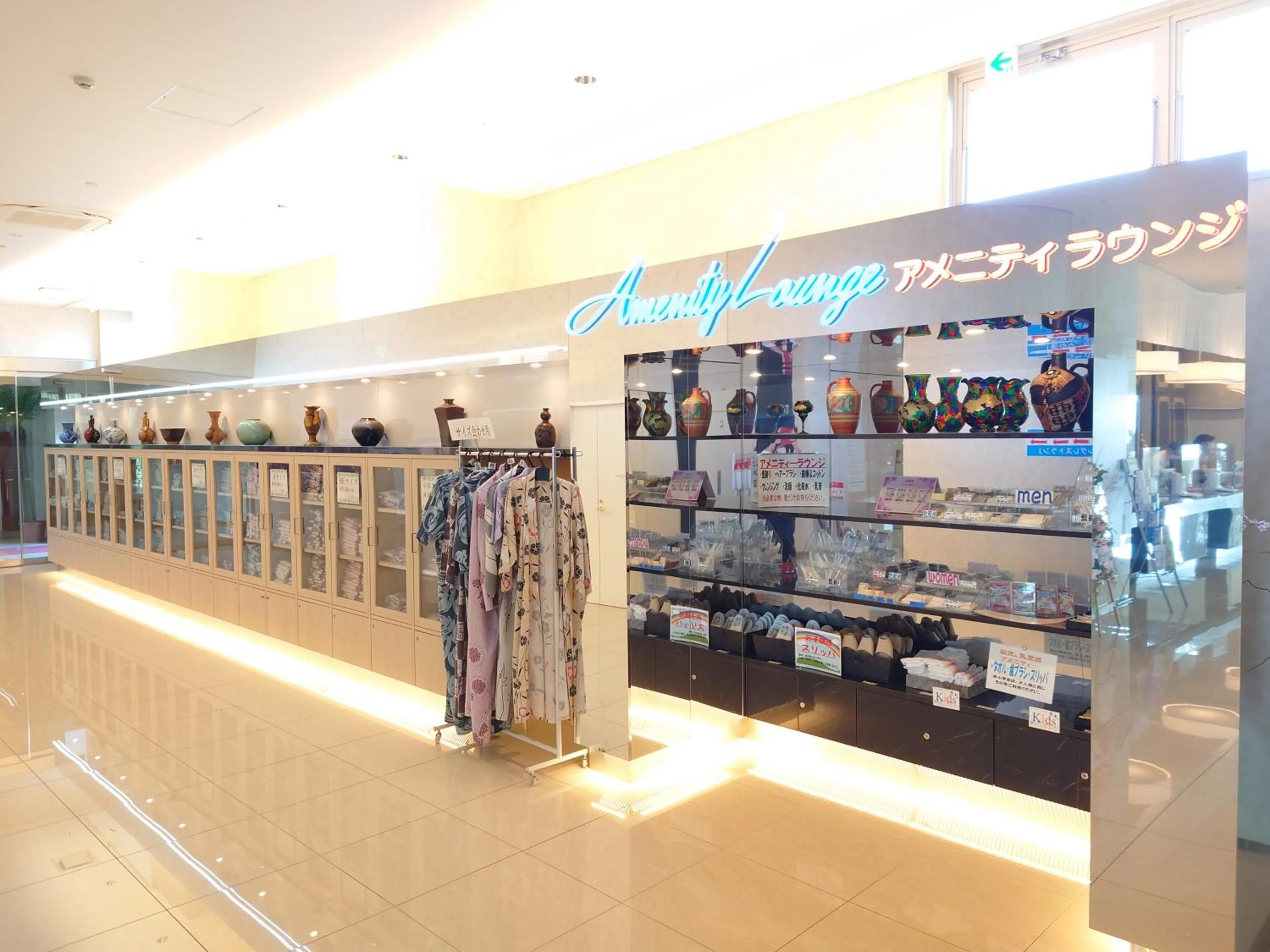 Communal lounge/ TV room in Samson Hotel