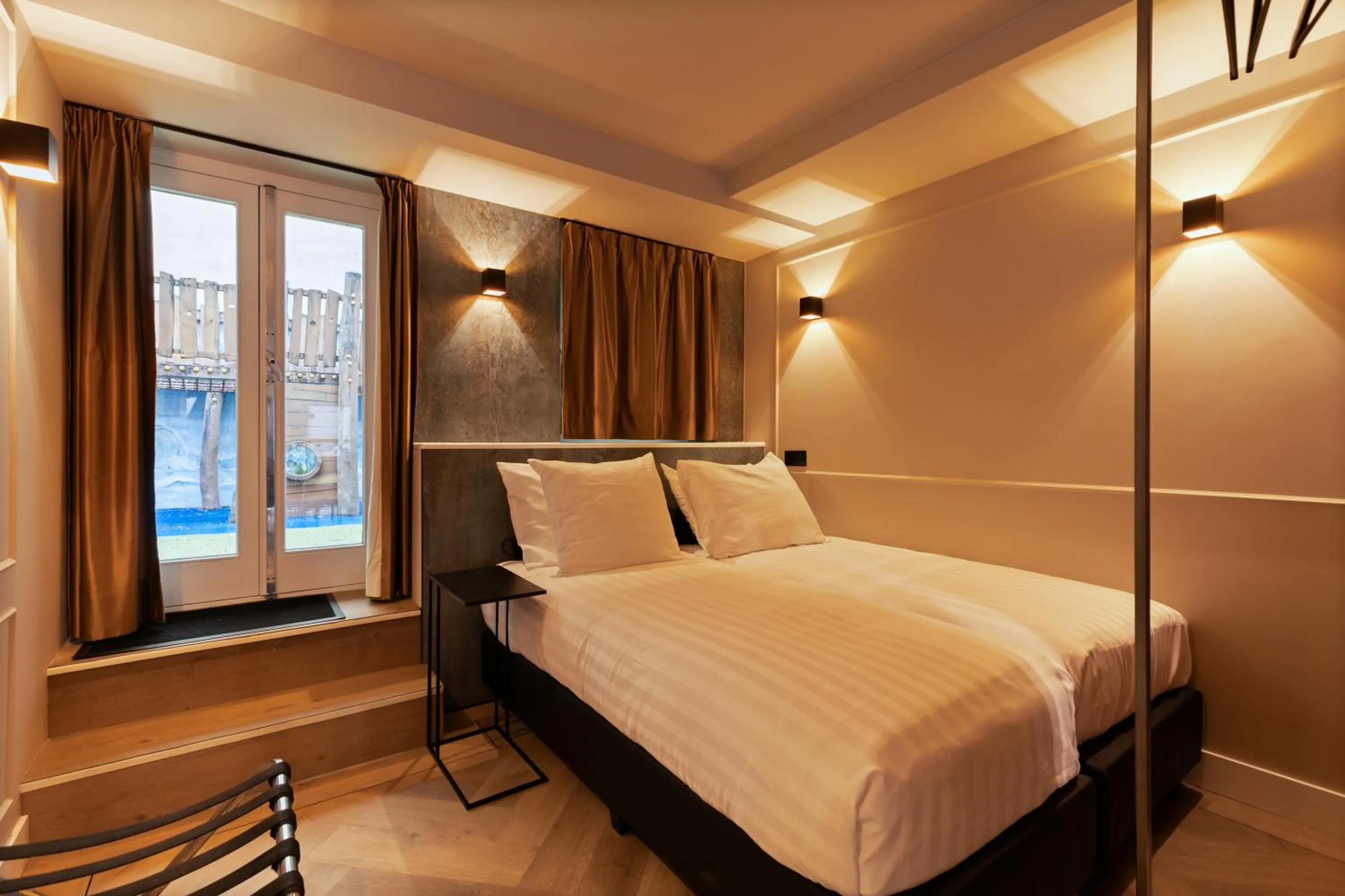 Bed in Midtown Hotel Royal Room