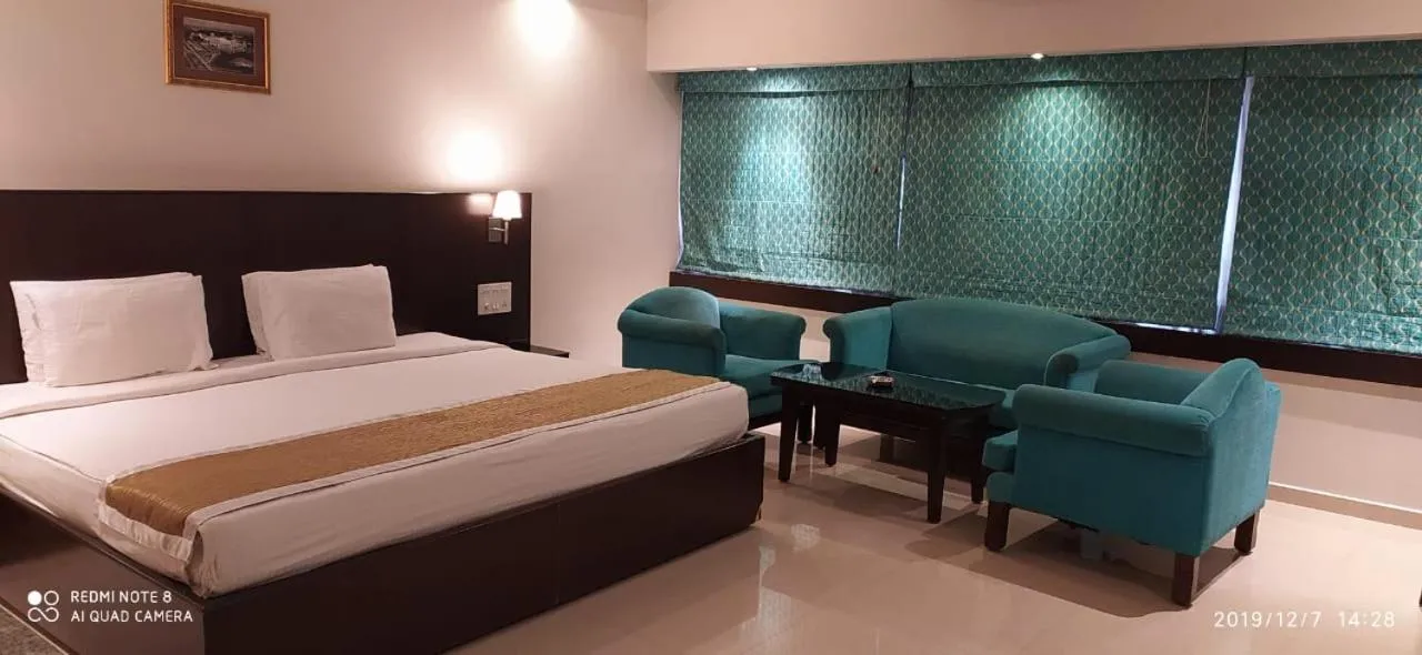 Photo of the whole room, Bed in The Curzon Court