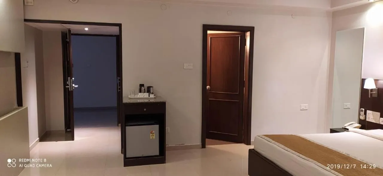 Photo of the whole room, Bed in The Curzon Court