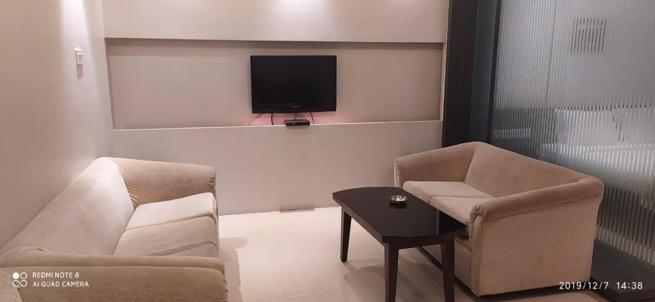 Seating area, Bed in The Curzon Court