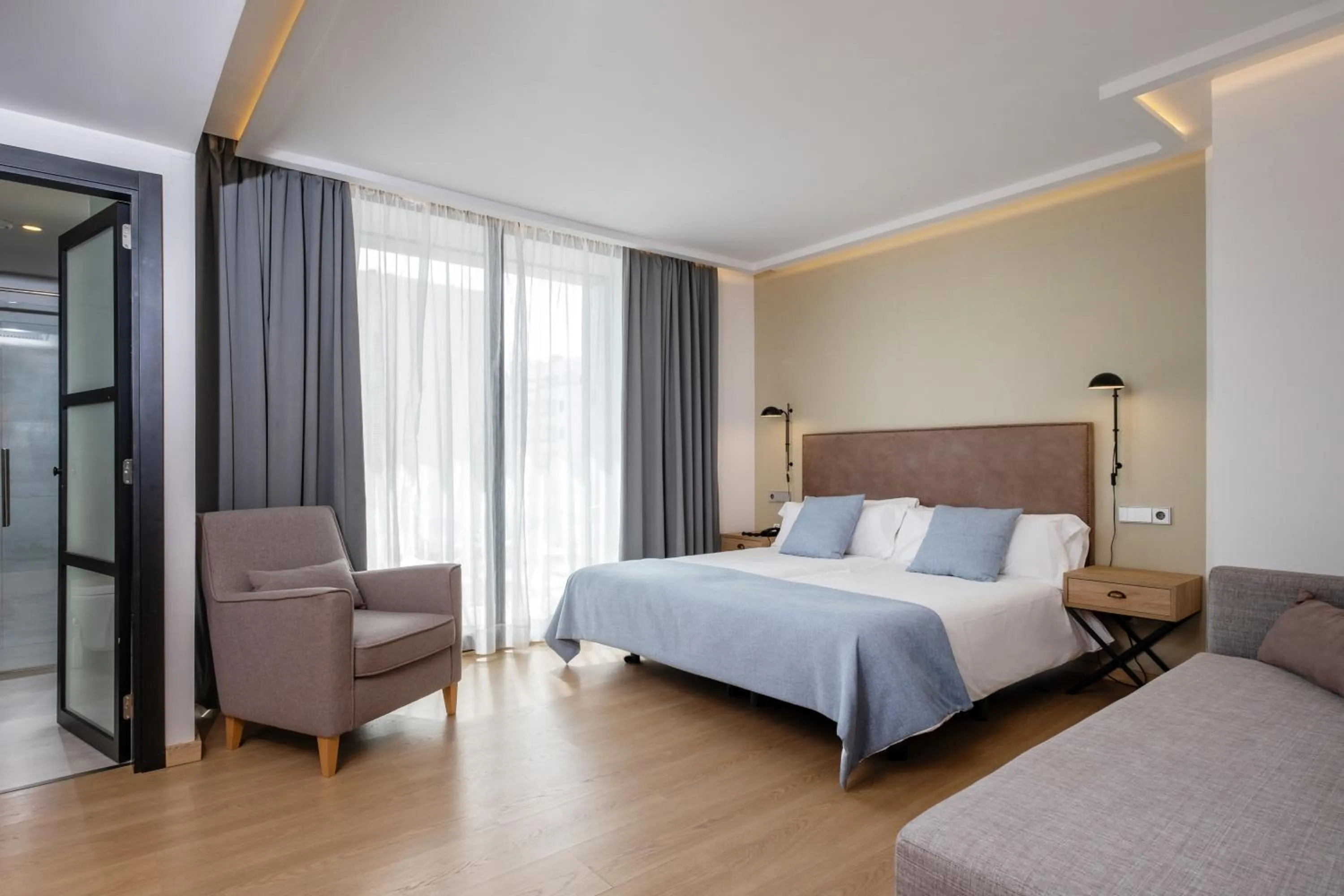 Bedroom, Bed in Kyrat Amarac Suites