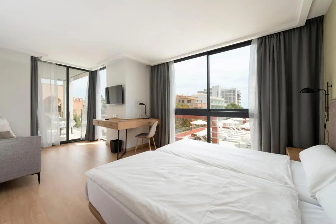 Bedroom, Bed in Kyrat Amarac Suites