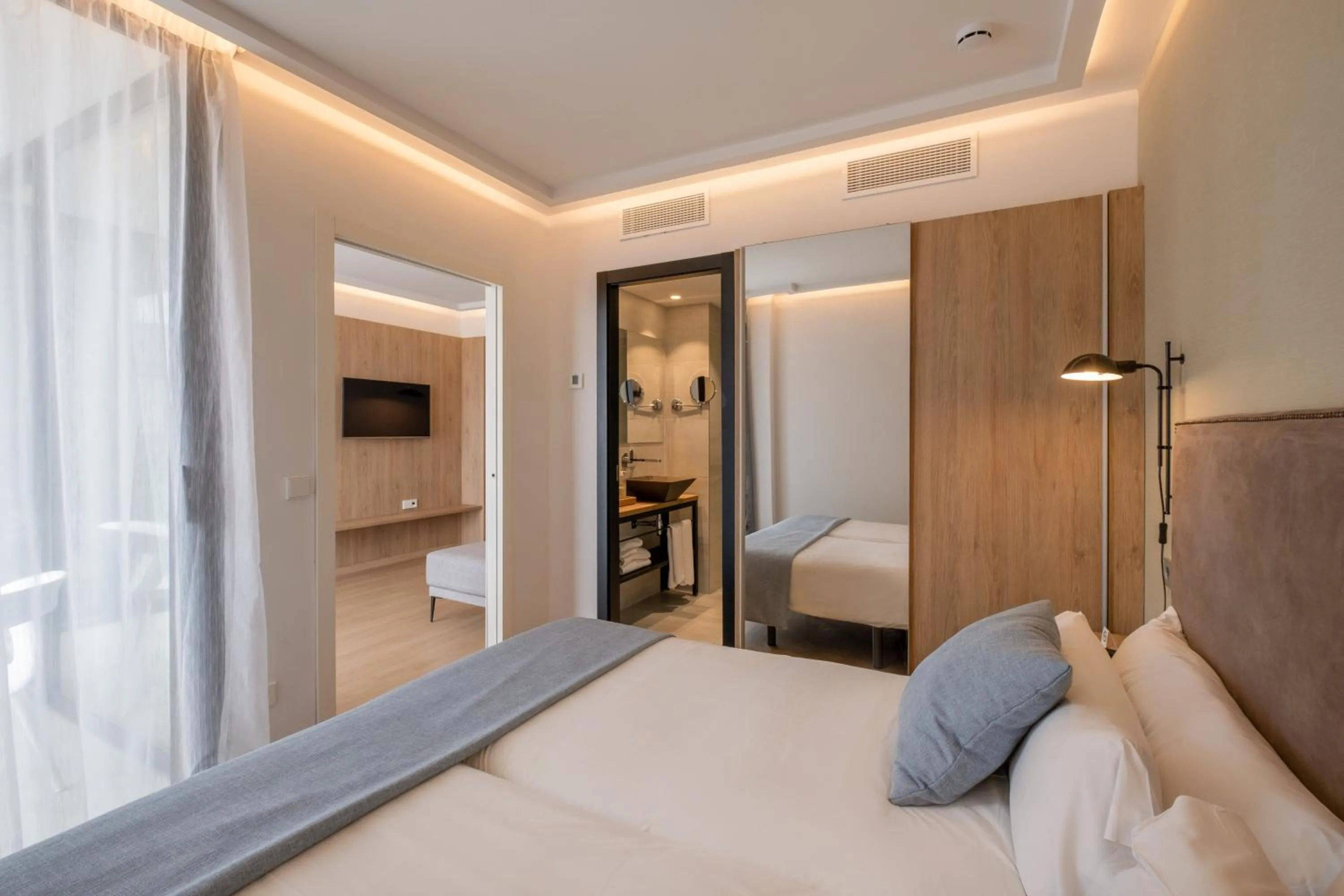 Bedroom, Bed in Kyrat Amarac Suites
