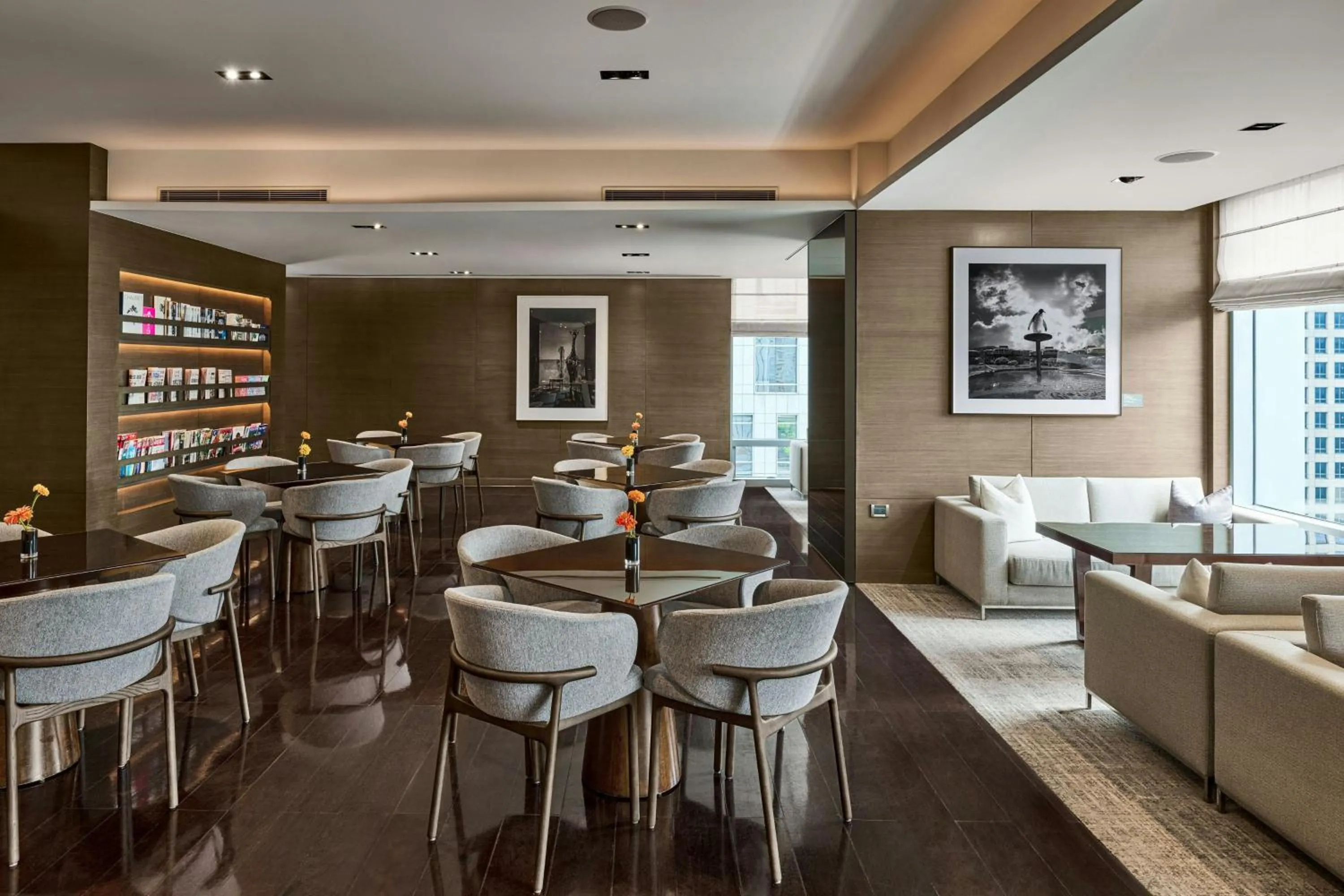 Lounge or bar in Le Meridien Taipei