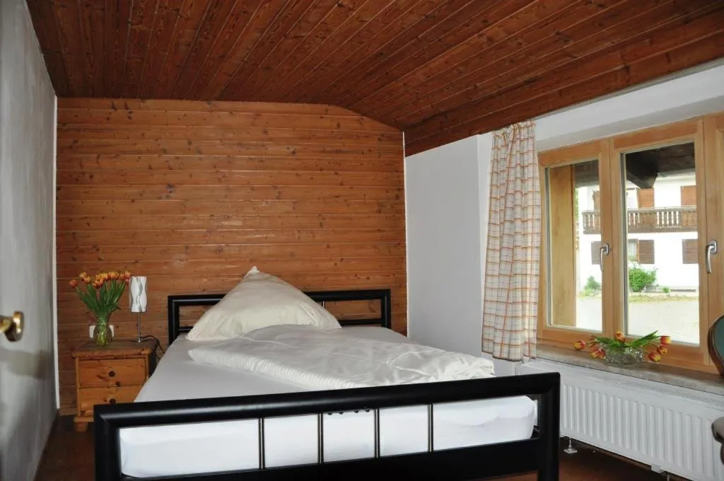 Single Room with Bathroom in Pension Hirsch