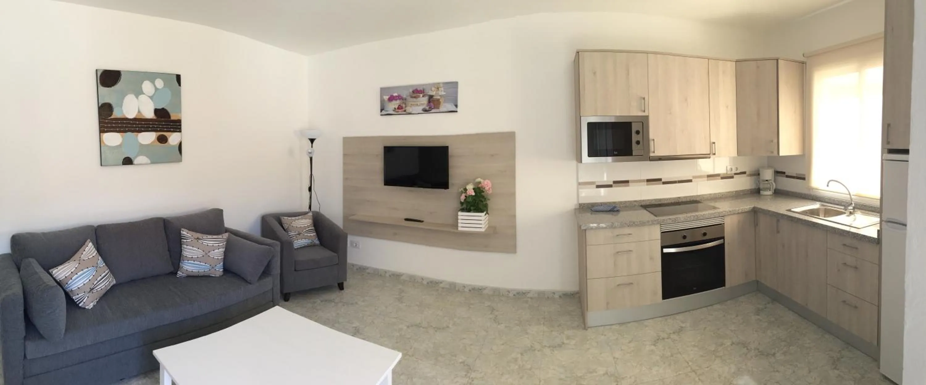 Dining area in Billy's Las Rocas Apt Playa de Mogan with pool access