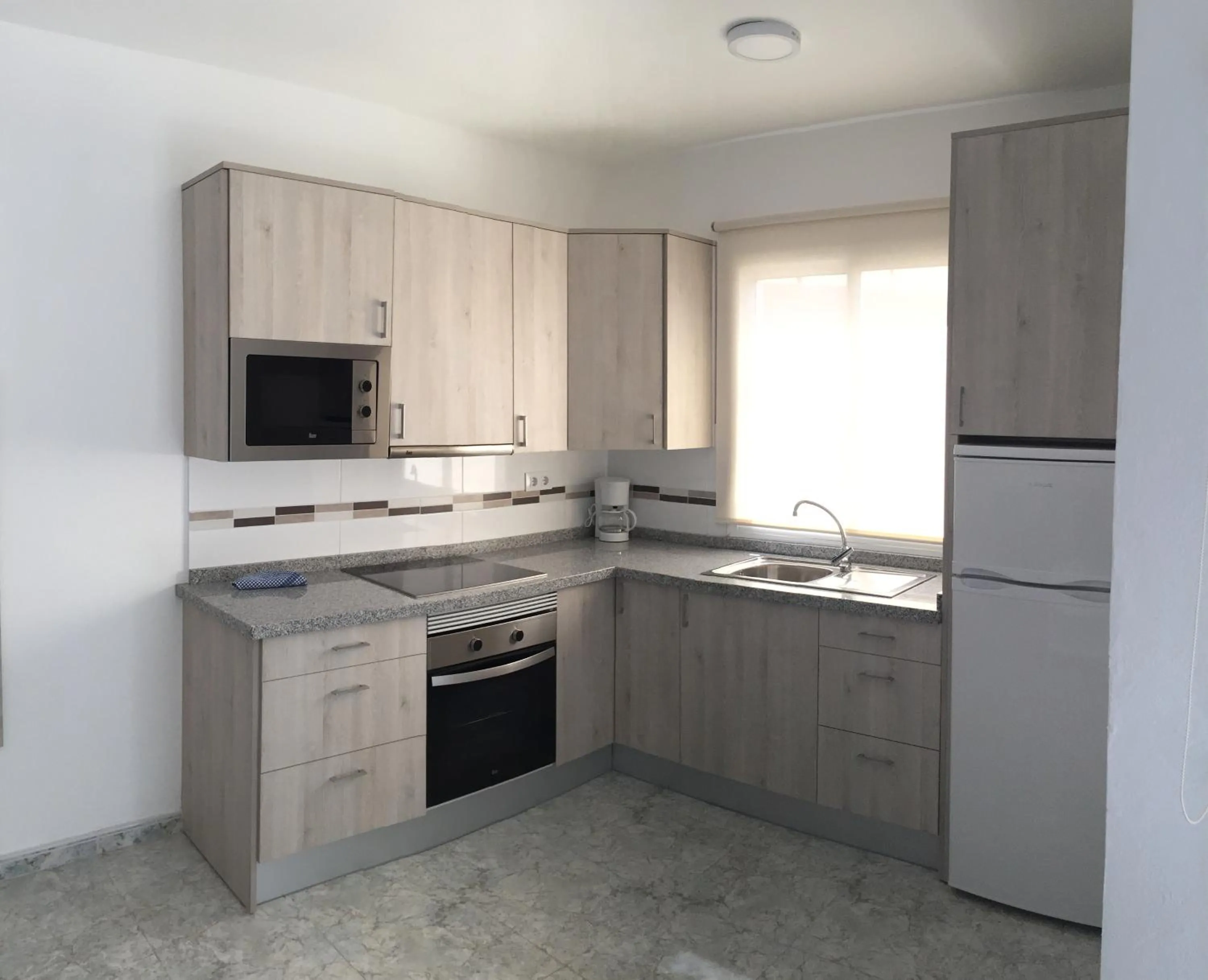 Kitchen or kitchenette in Billy's Las Rocas Apt Playa de Mogan with pool access