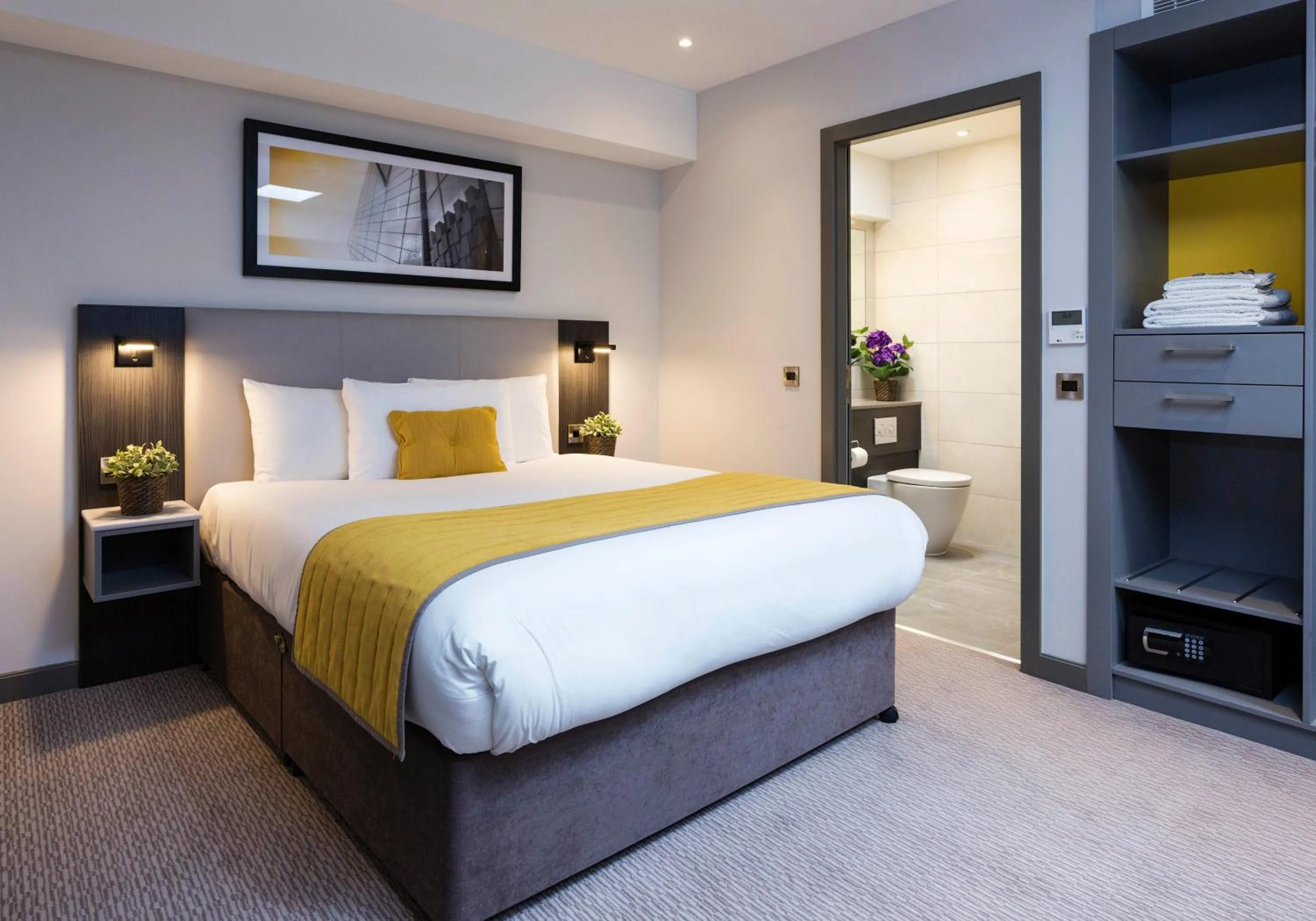 Bedroom, Bed in Maldron Hotel Pearse Street Dublin City