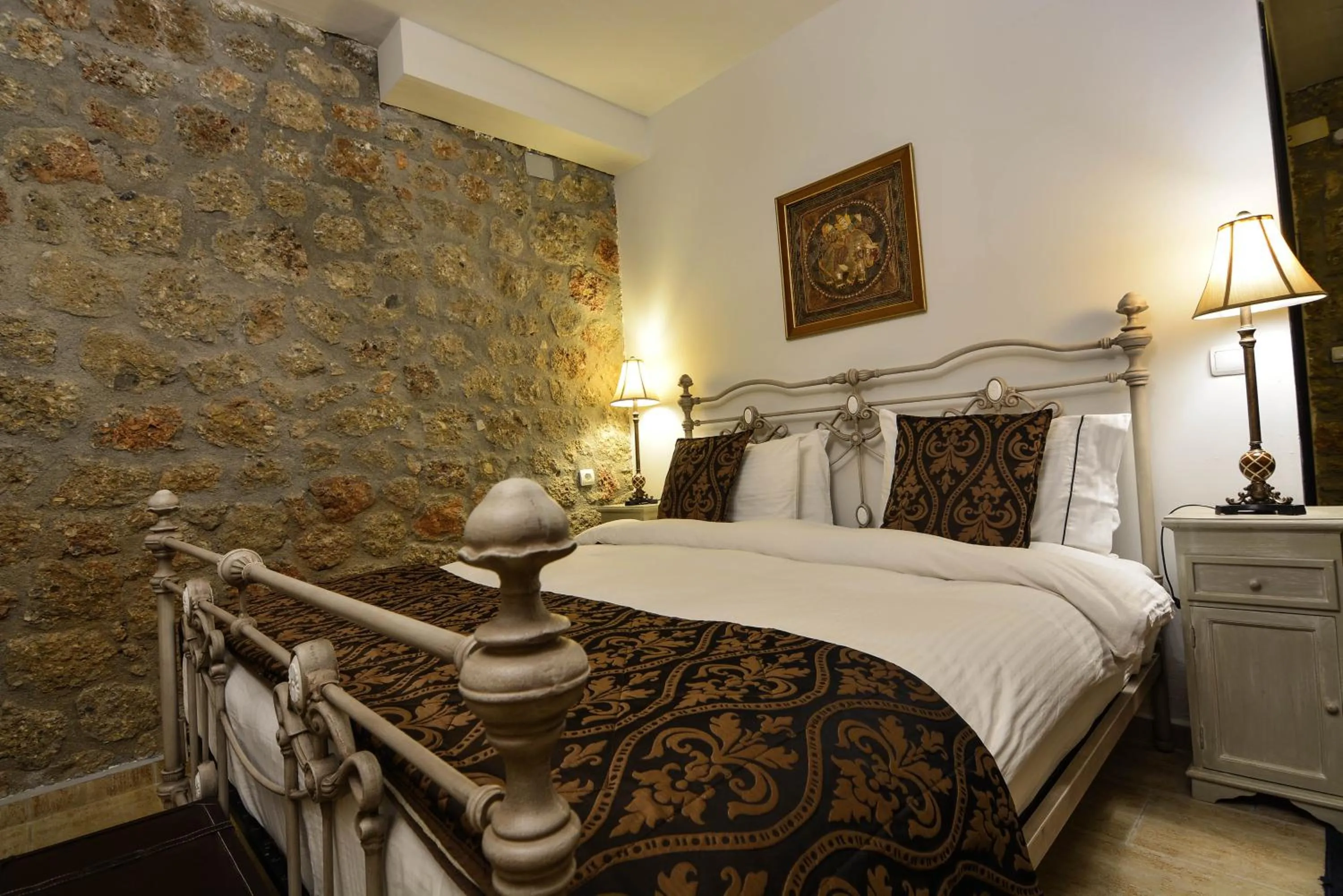 Bed in Trikalon Muses Art Suites