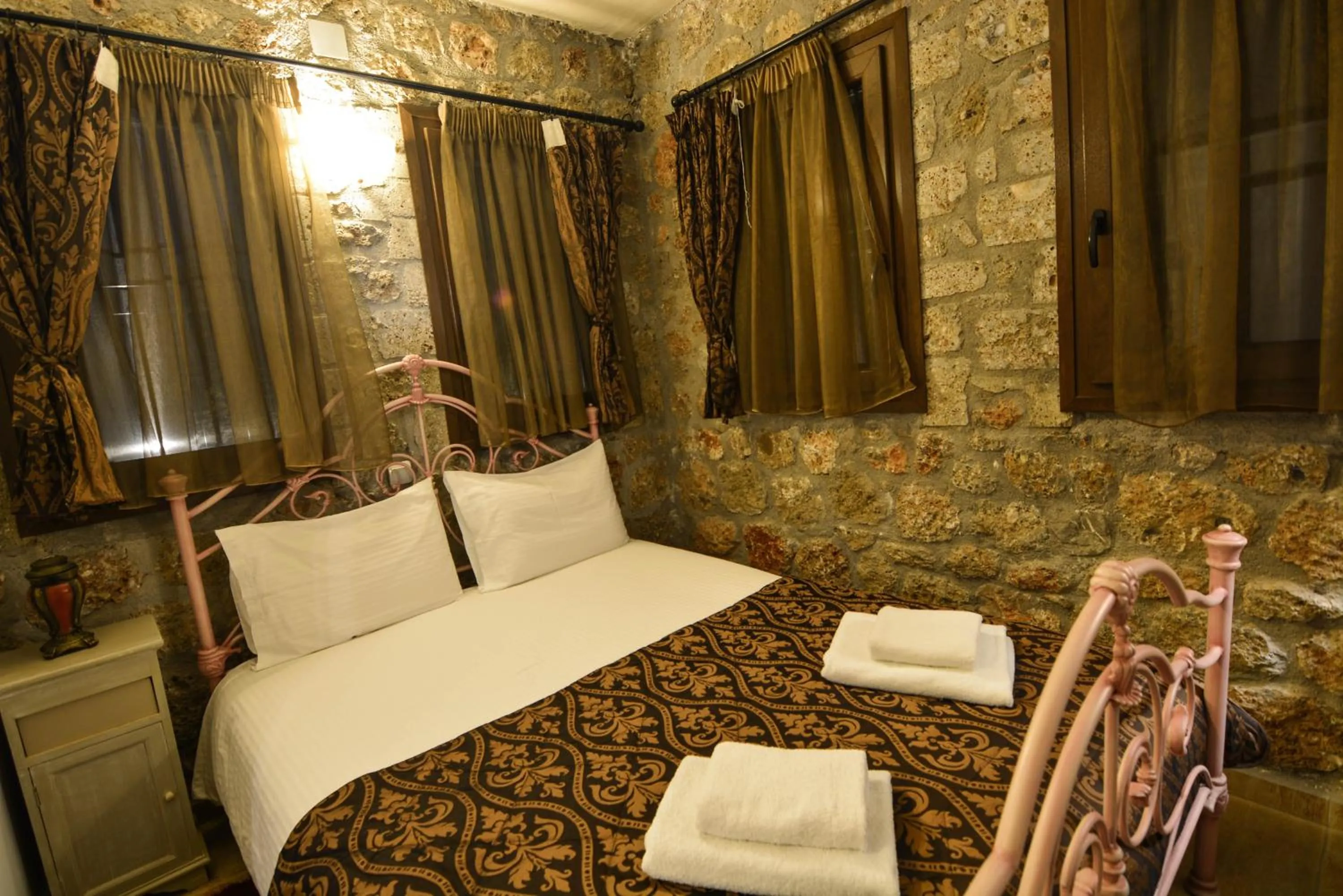 Photo of the whole room, Bed in Trikalon Muses Art Suites