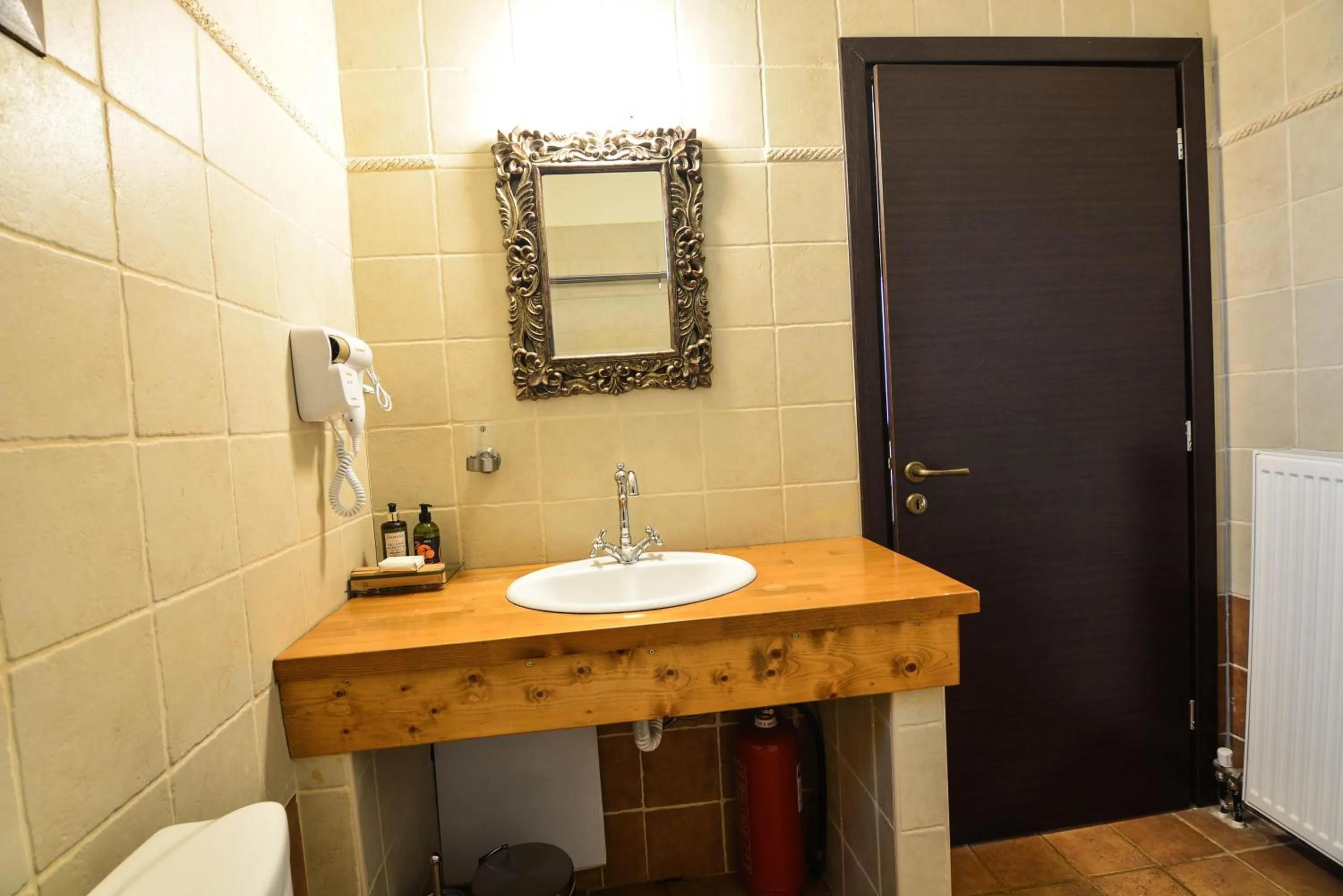 Toilet in Trikalon Muses Art Suites