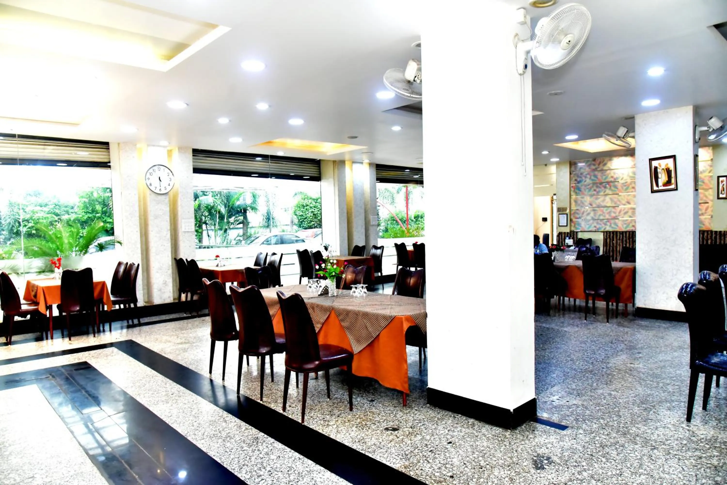 Restaurant/places to eat in Hotel Suraj Palace
