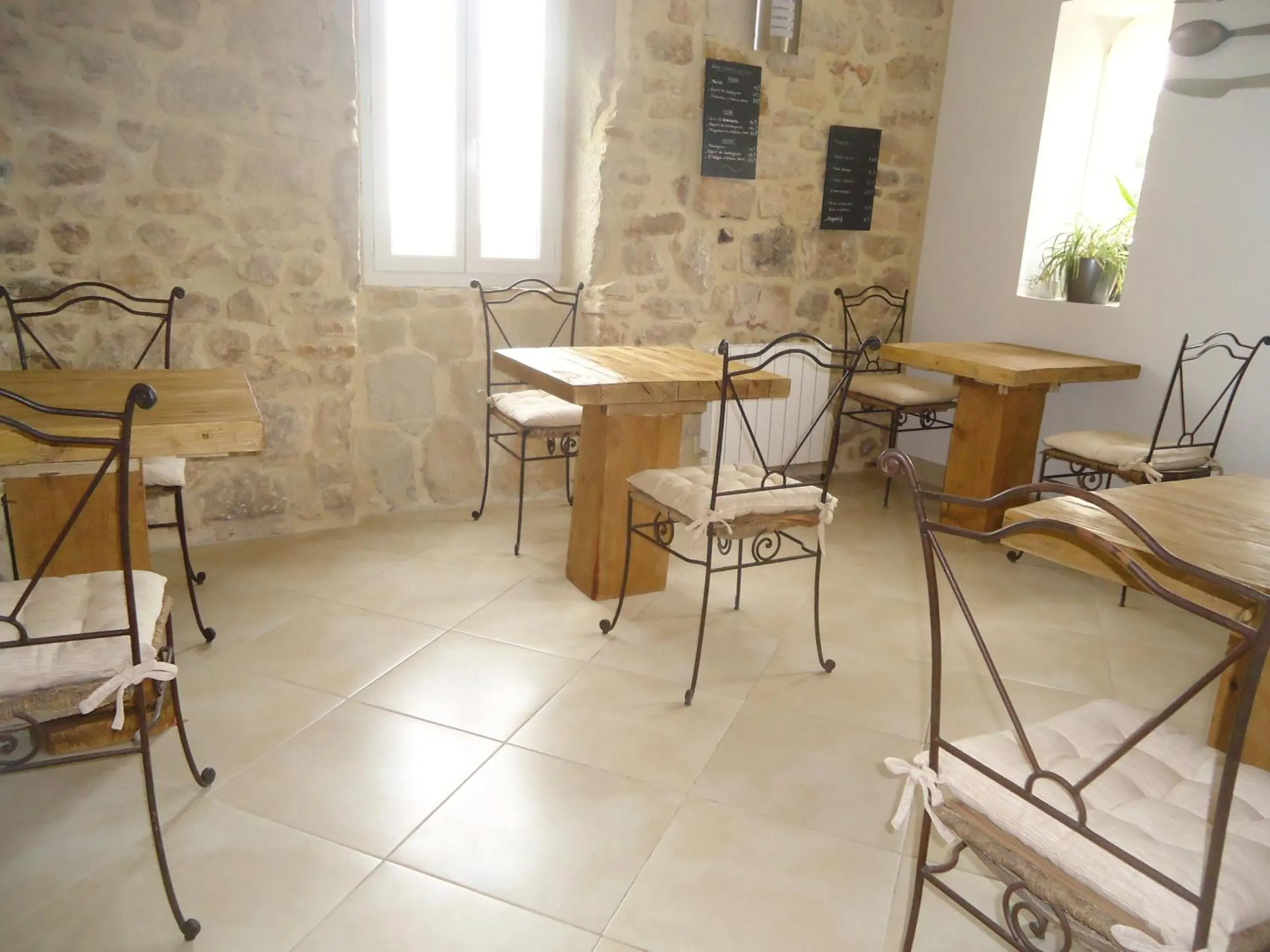 Restaurant/places to eat in Le Mas des Monèdes