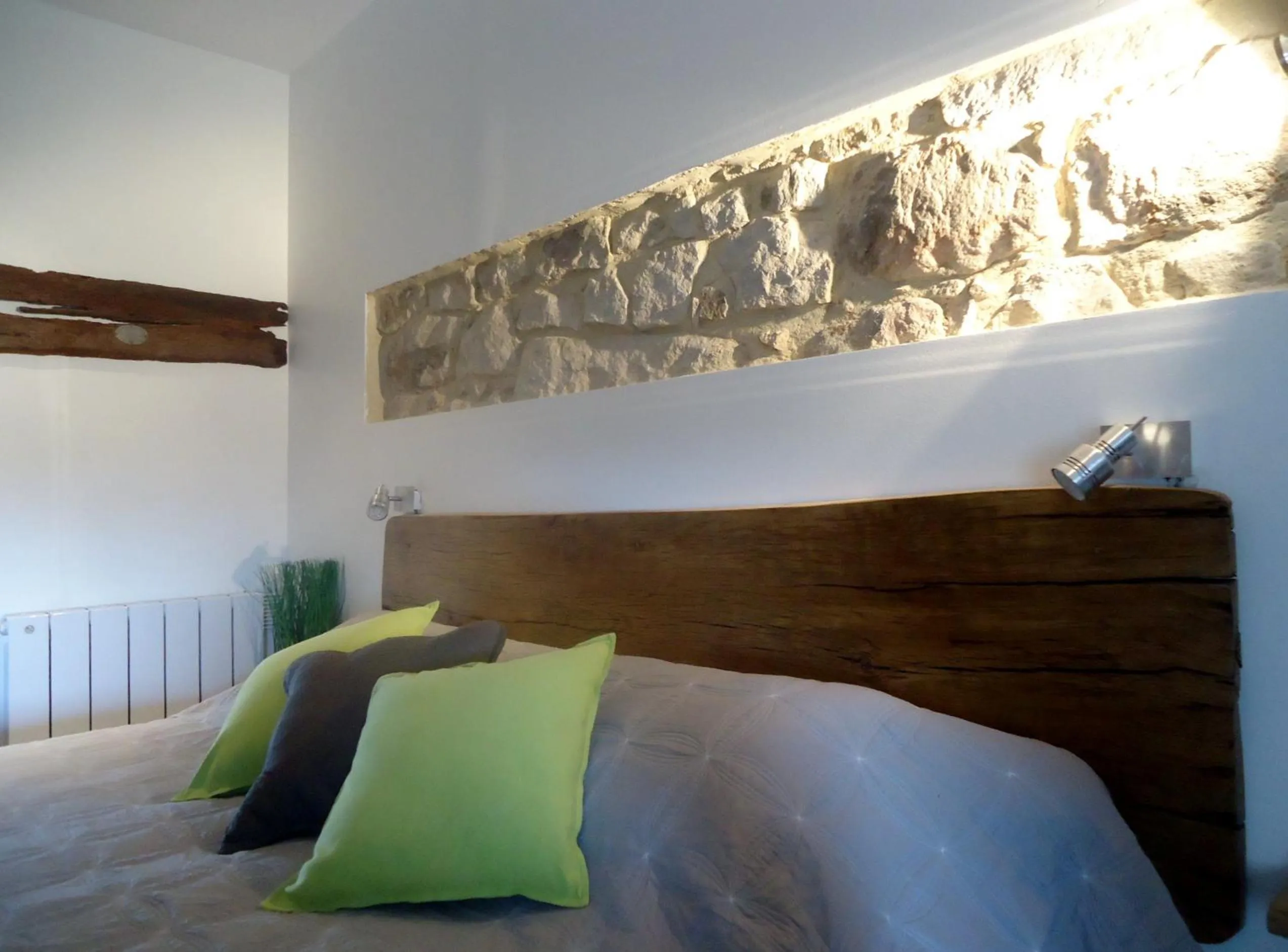 Decorative detail, Bed in Le Mas des Monèdes