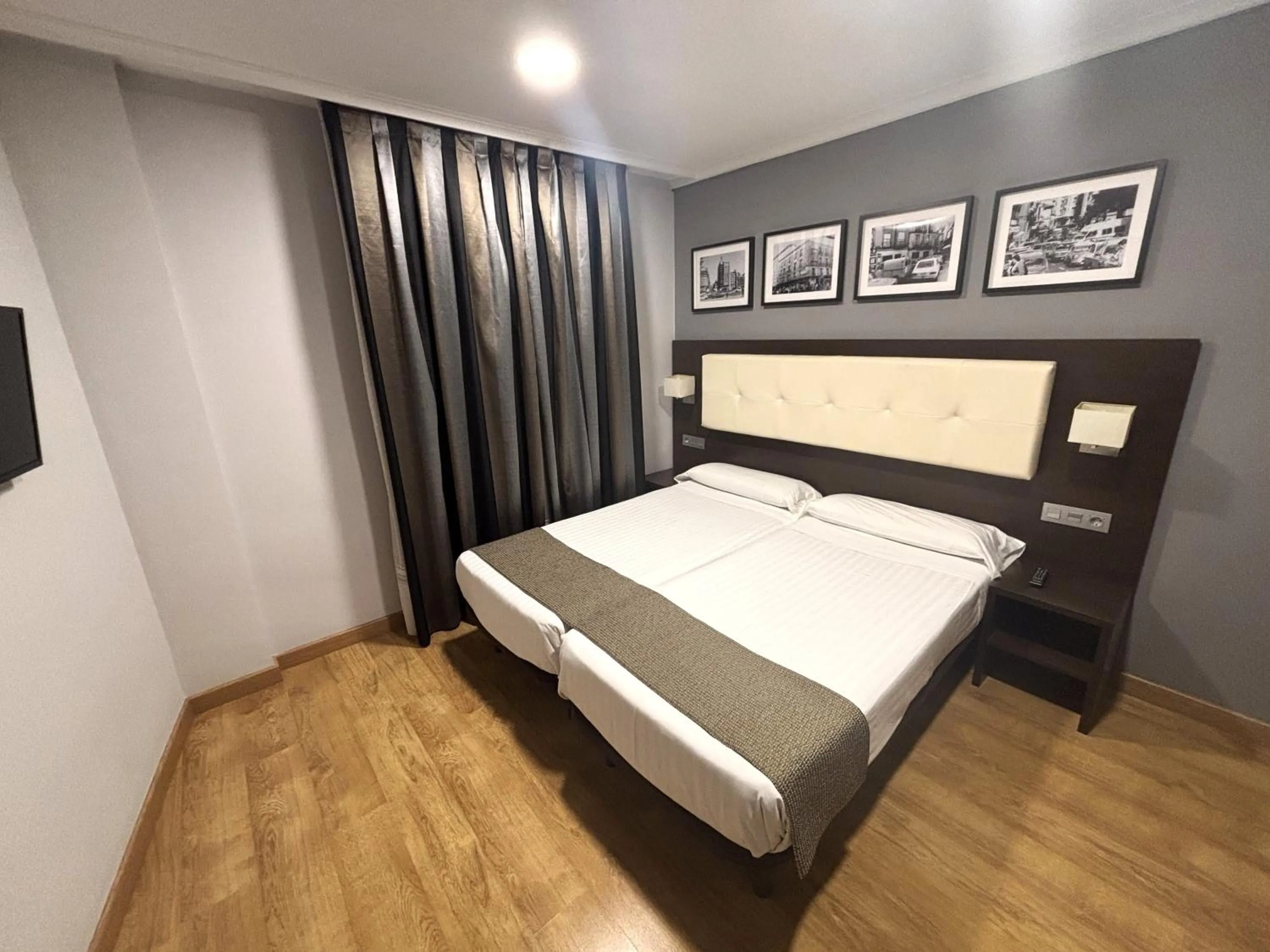 Bedroom, Bed in Apartamentos Boutique Catedral