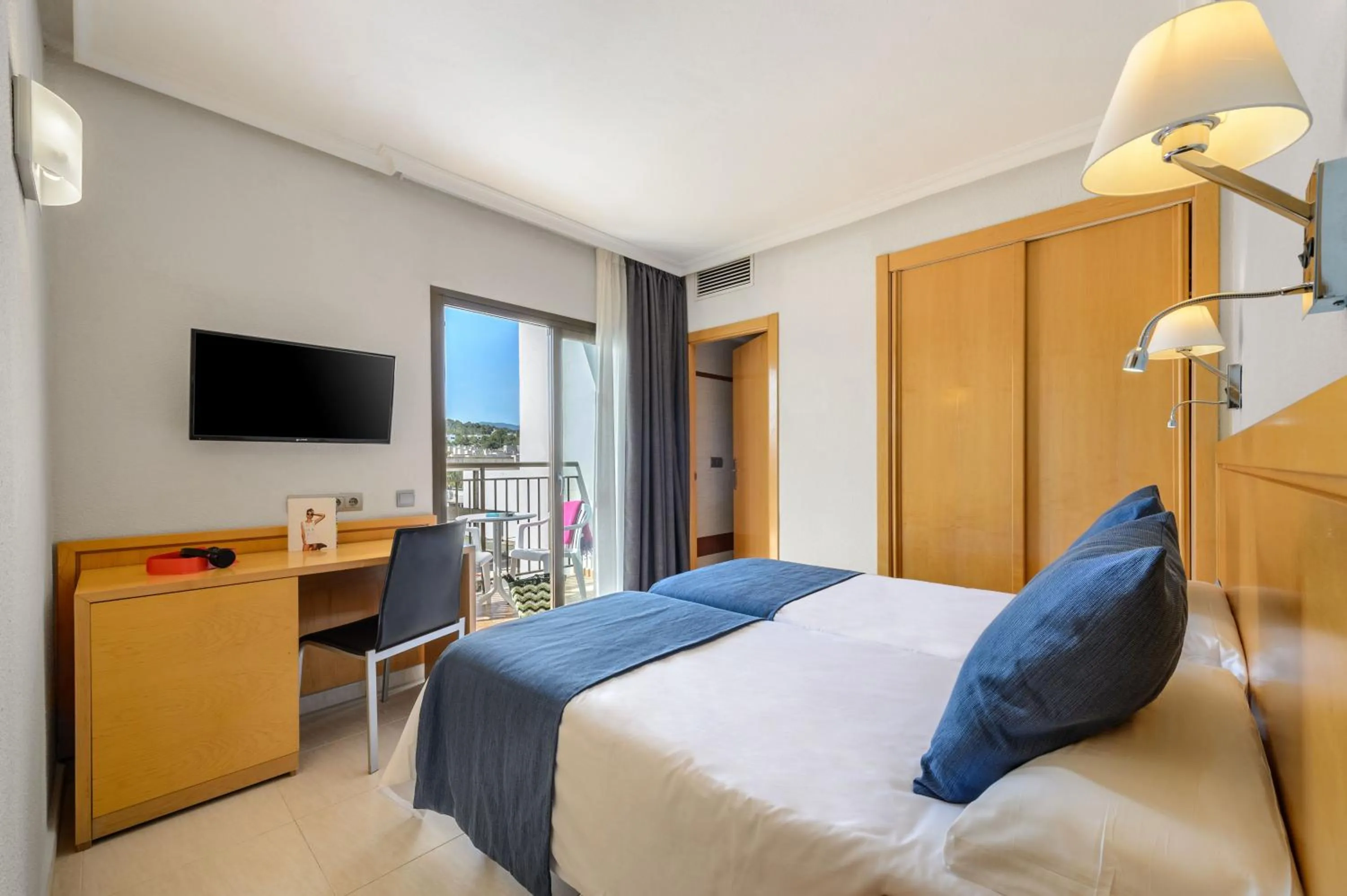 Bedroom, Bed in Hotel Vibra s'Estanyol