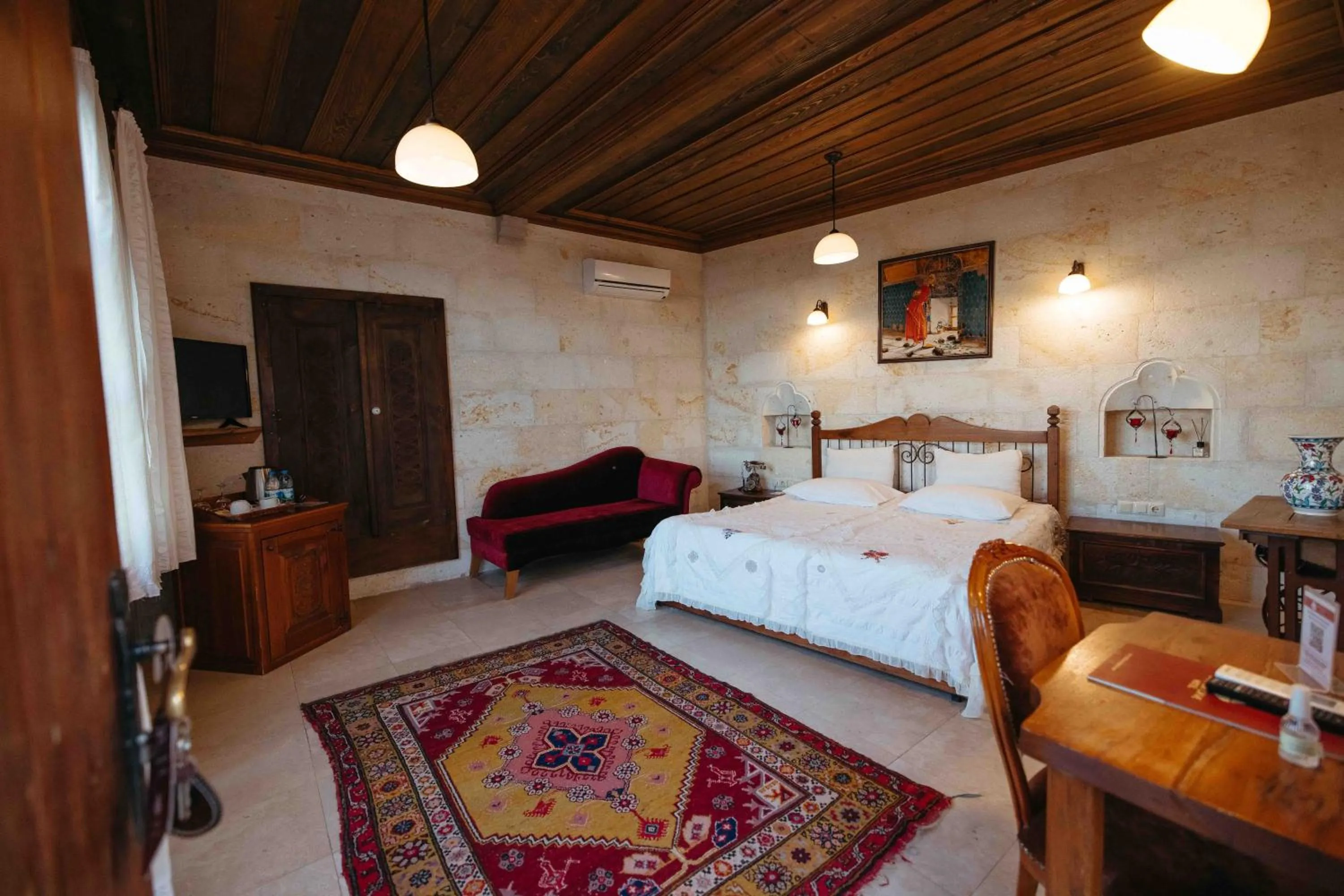 Photo of the whole room, Bed in Mithra Cave Cappadocia