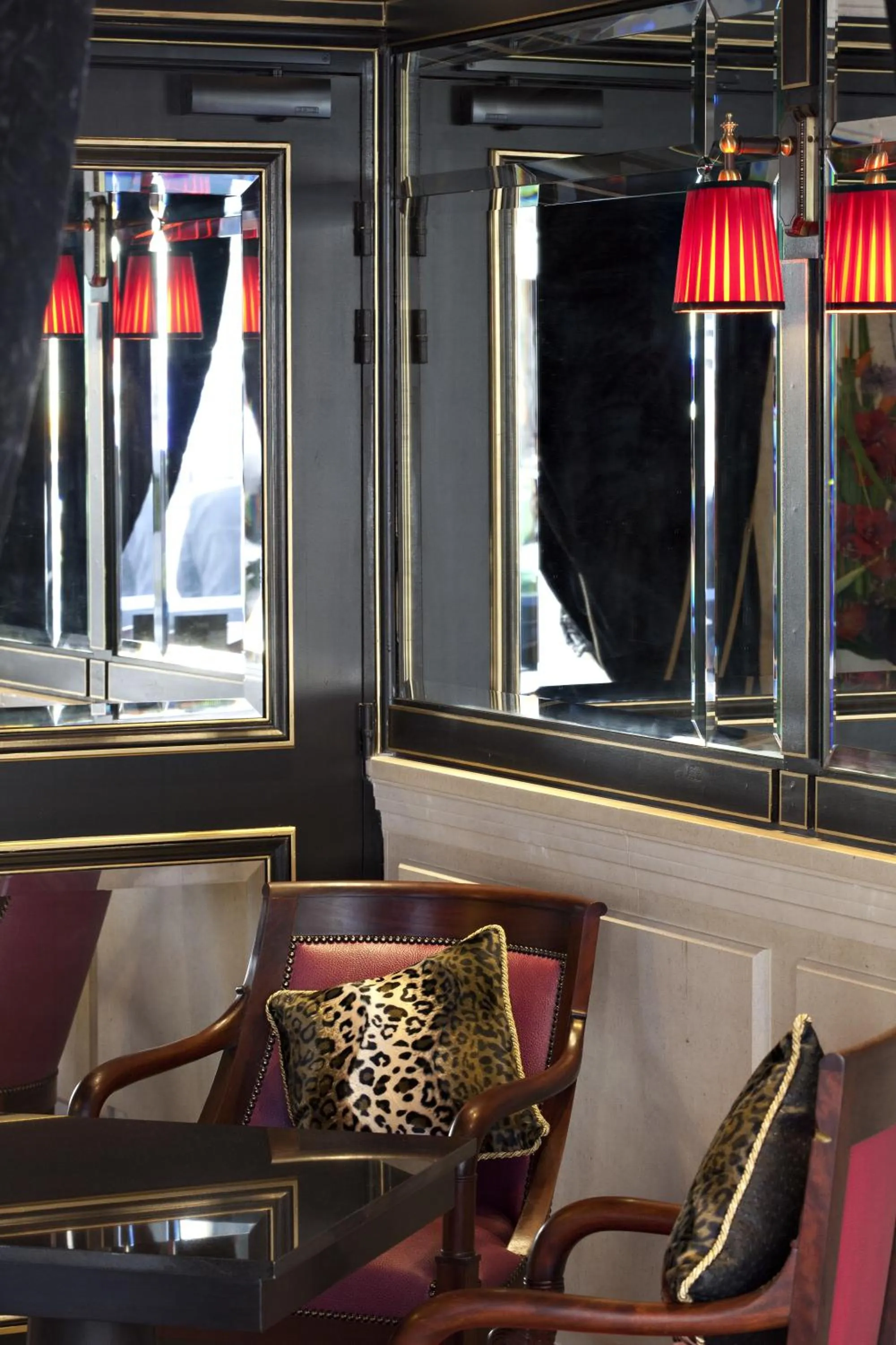 Lounge or bar in Maison Albar- Le Champs-Elysées