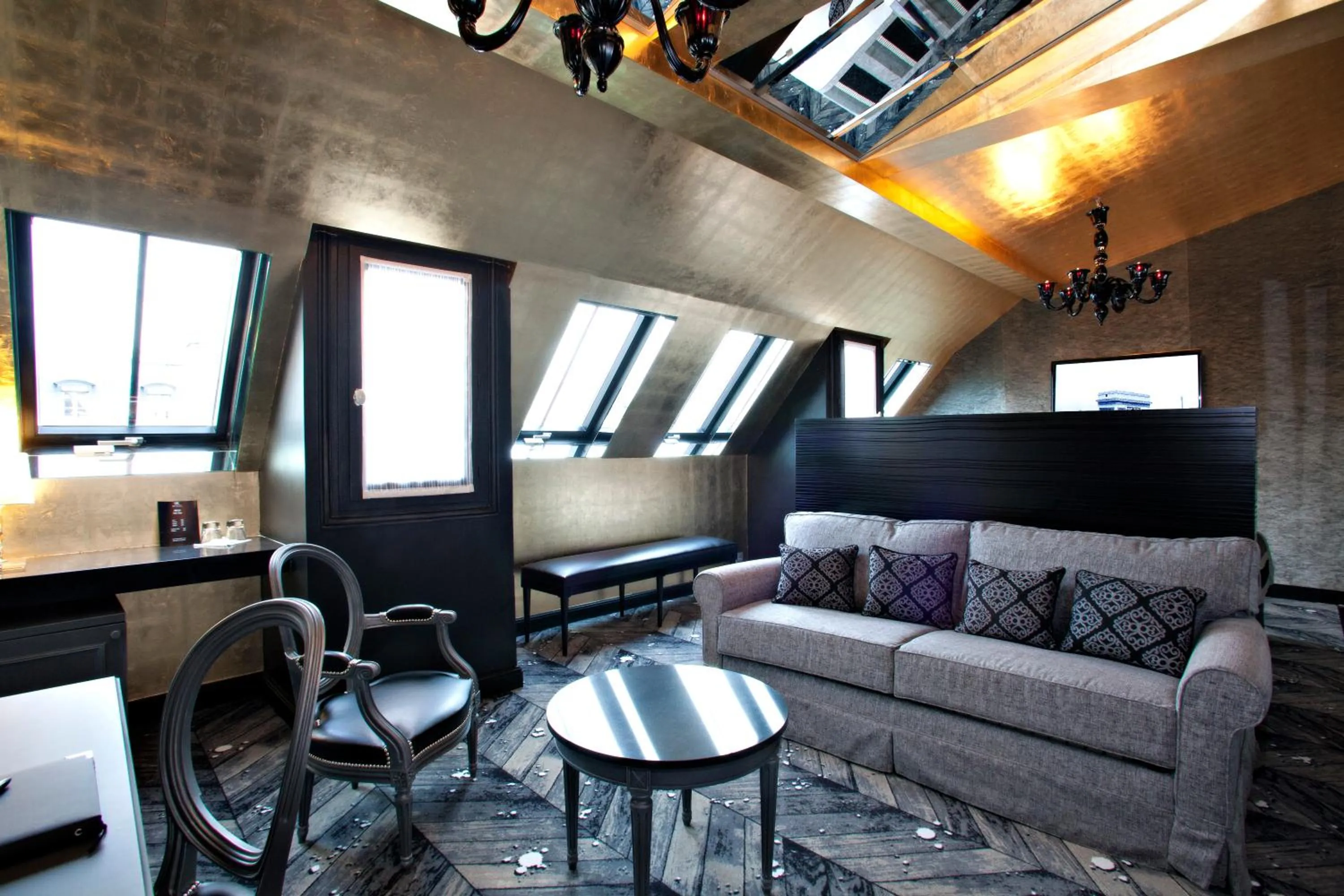 Photo of the whole room in Maison Albar- Le Champs-Elysées