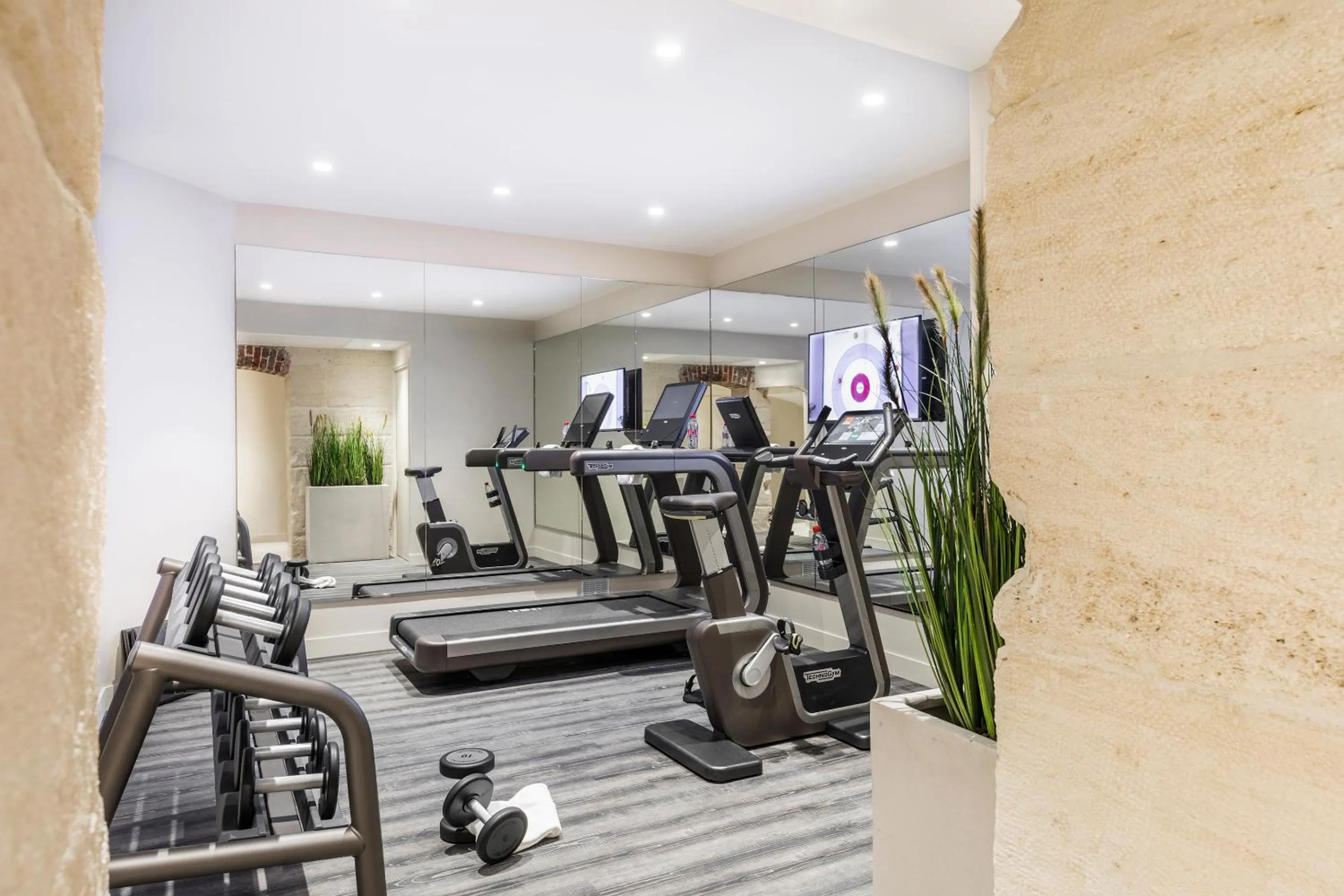 Fitness centre/facilities in Maison Albar- Le Champs-Elysées