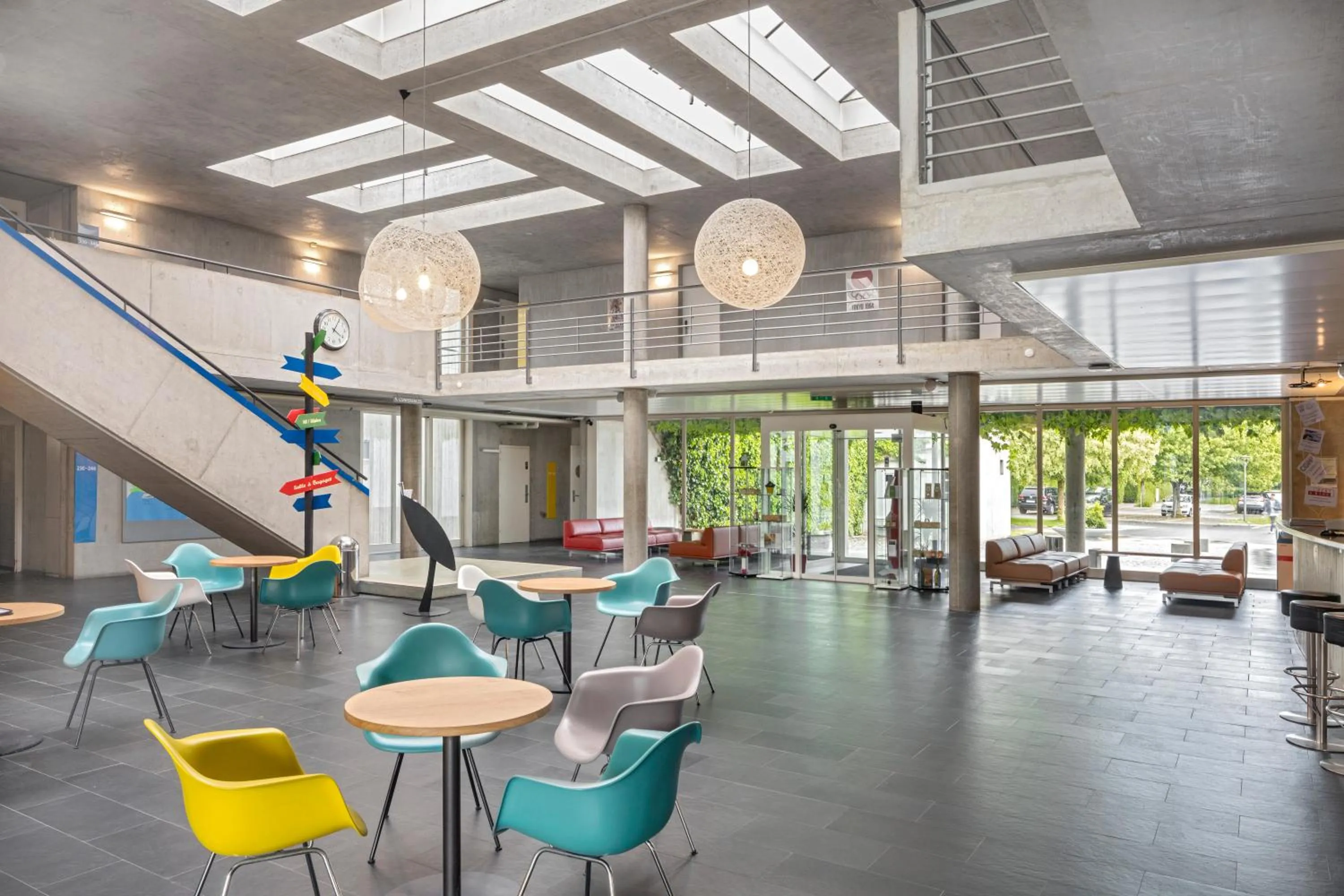 Communal lounge/ TV room in Lausanne Youth Hostel Jeunotel