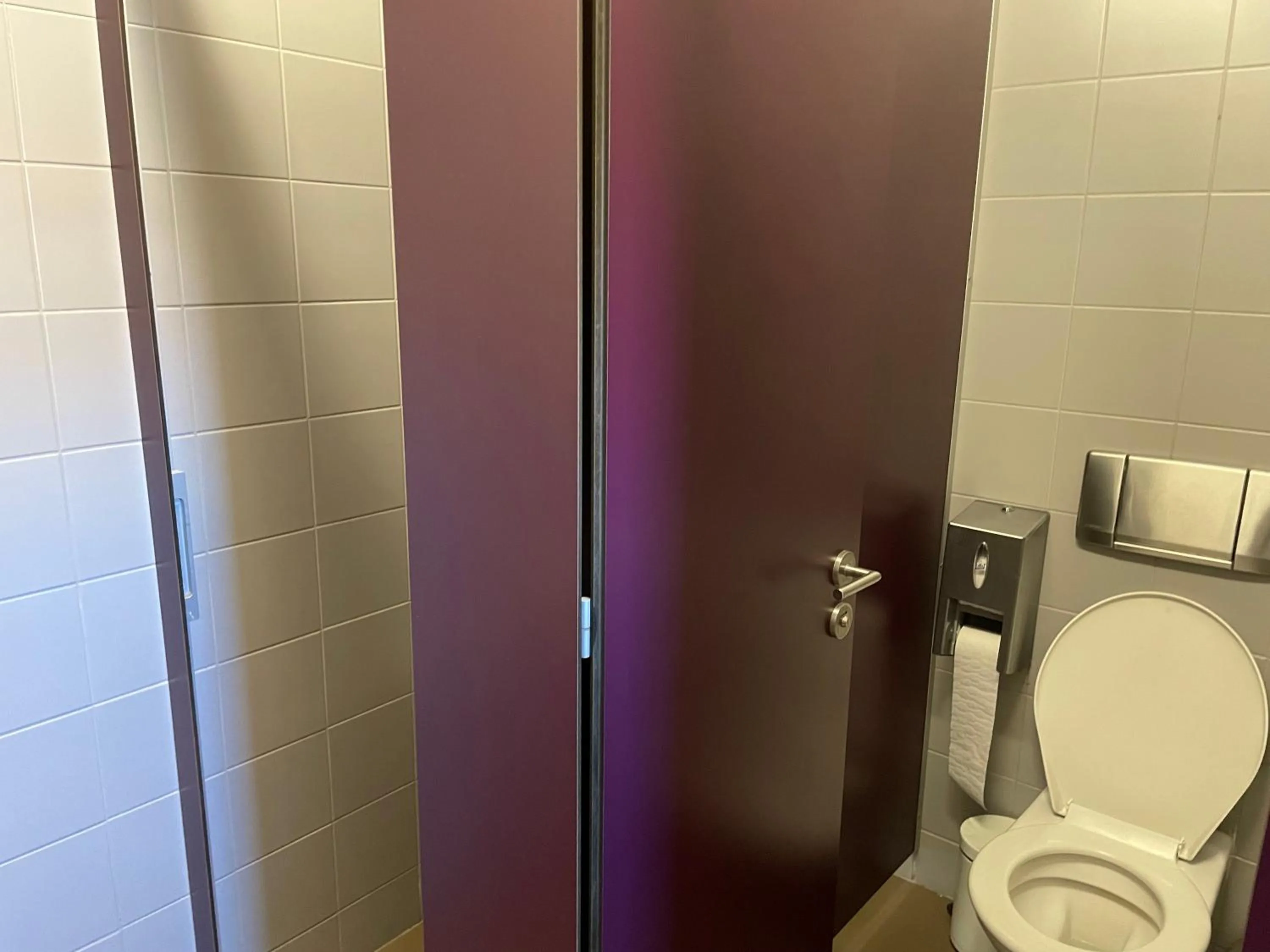 Bathroom in Lausanne Youth Hostel Jeunotel