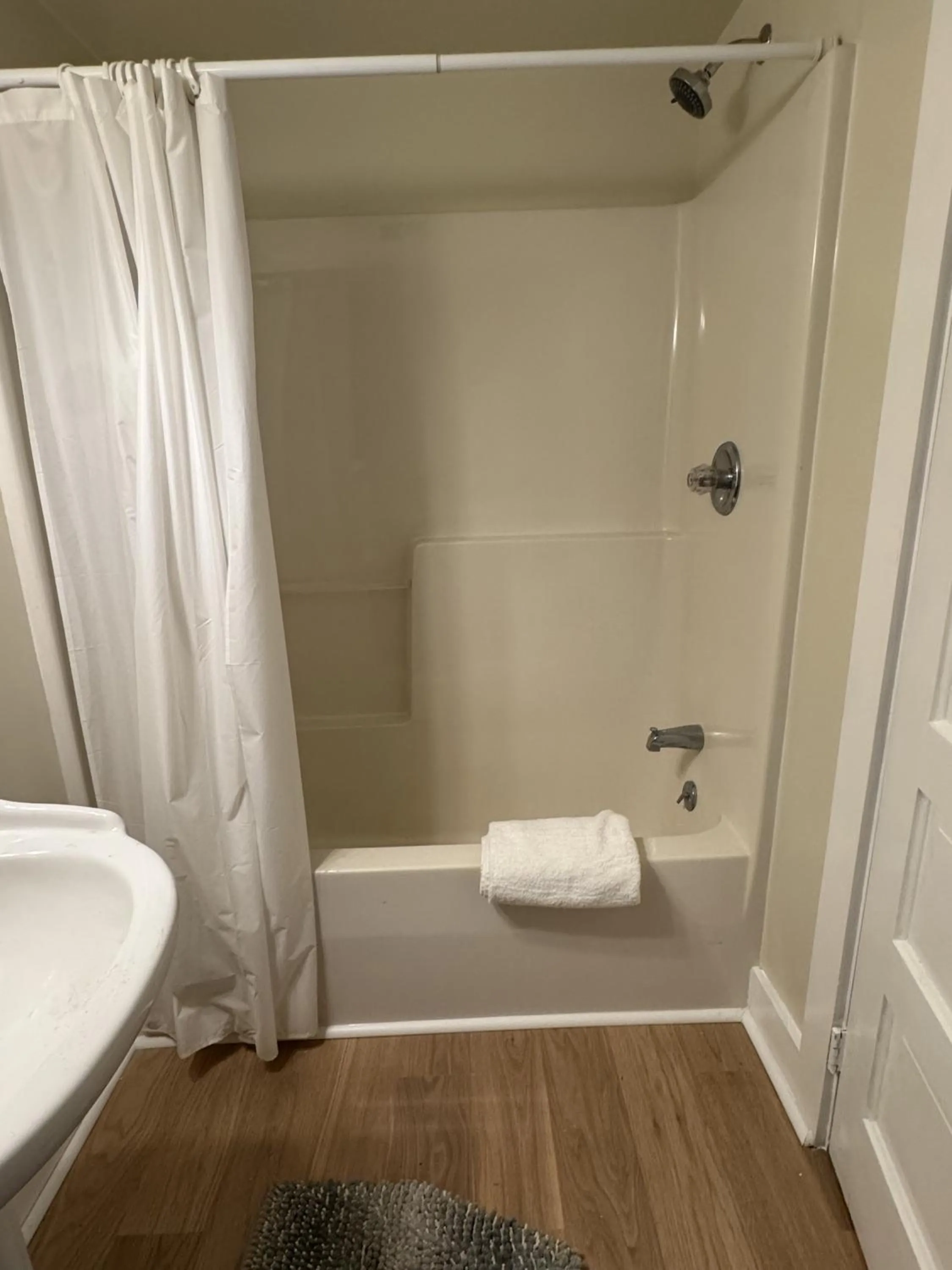 Shower in High Tide Inn on the Ocean, Motel and Cottages