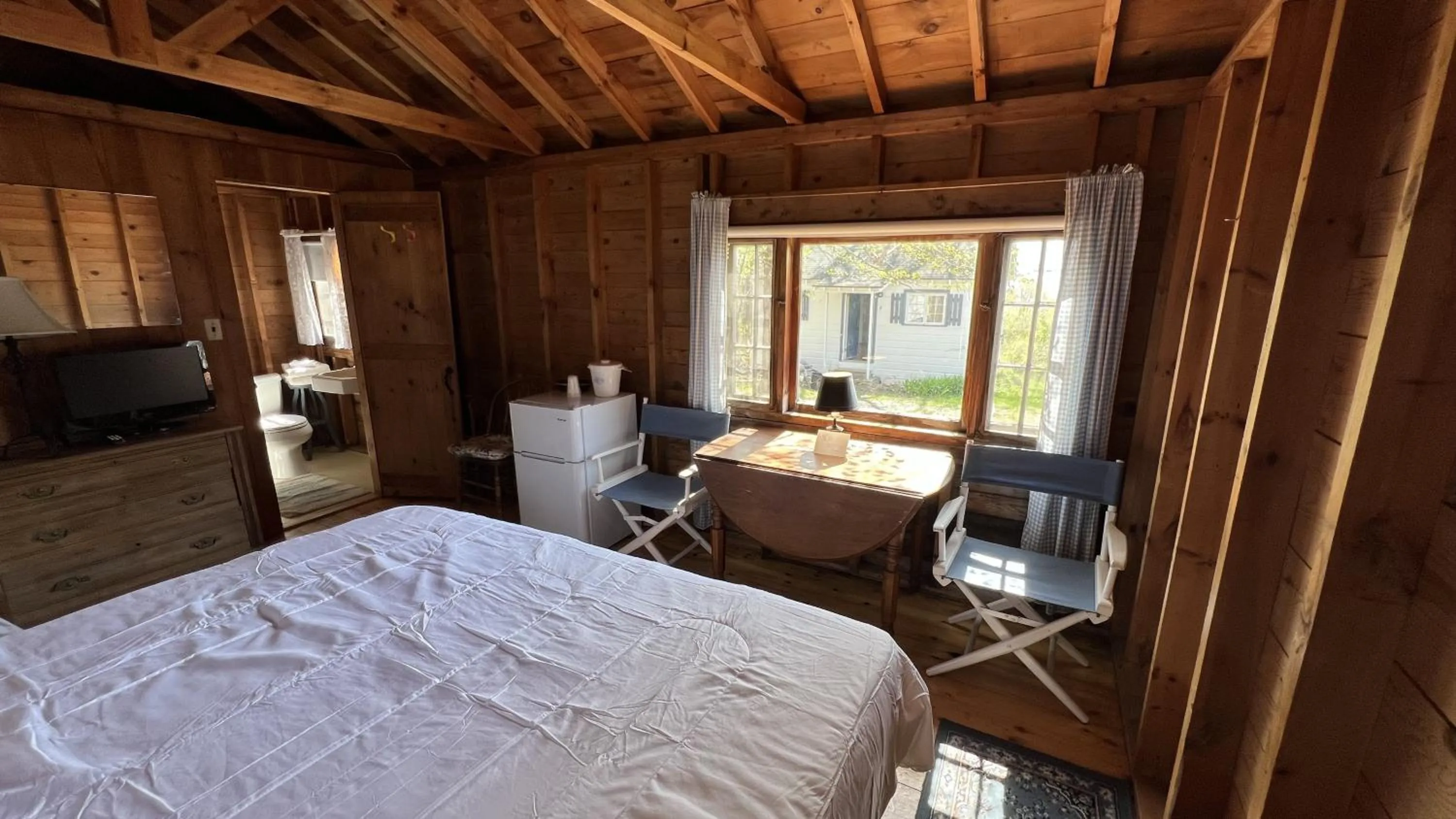 Bed in High Tide Inn on the Ocean, Motel and Cottages
