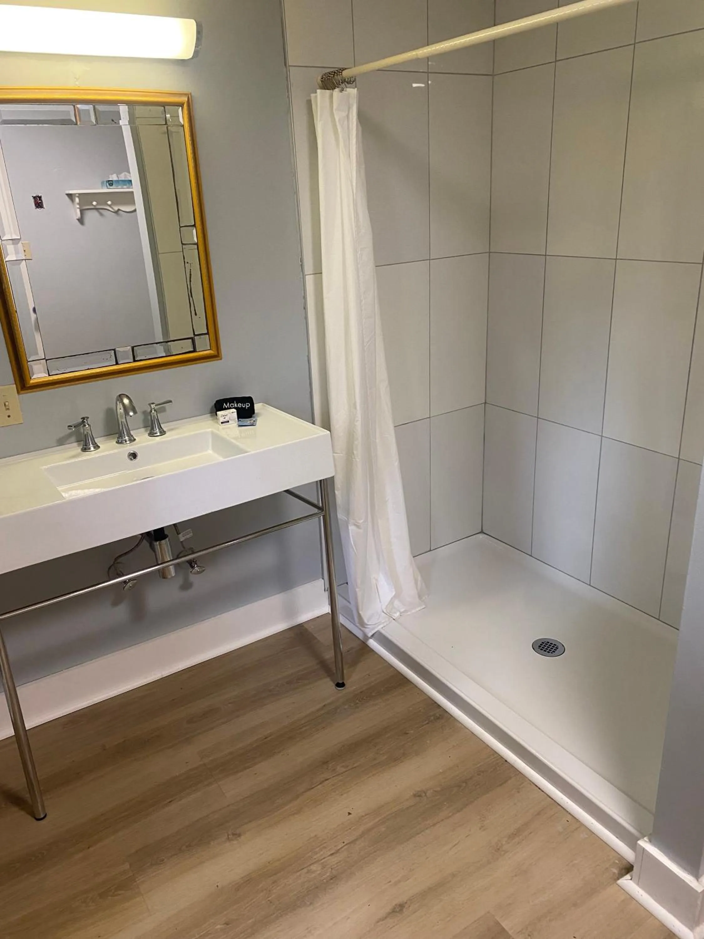 Shower in High Tide Inn on the Ocean, Motel and Cottages