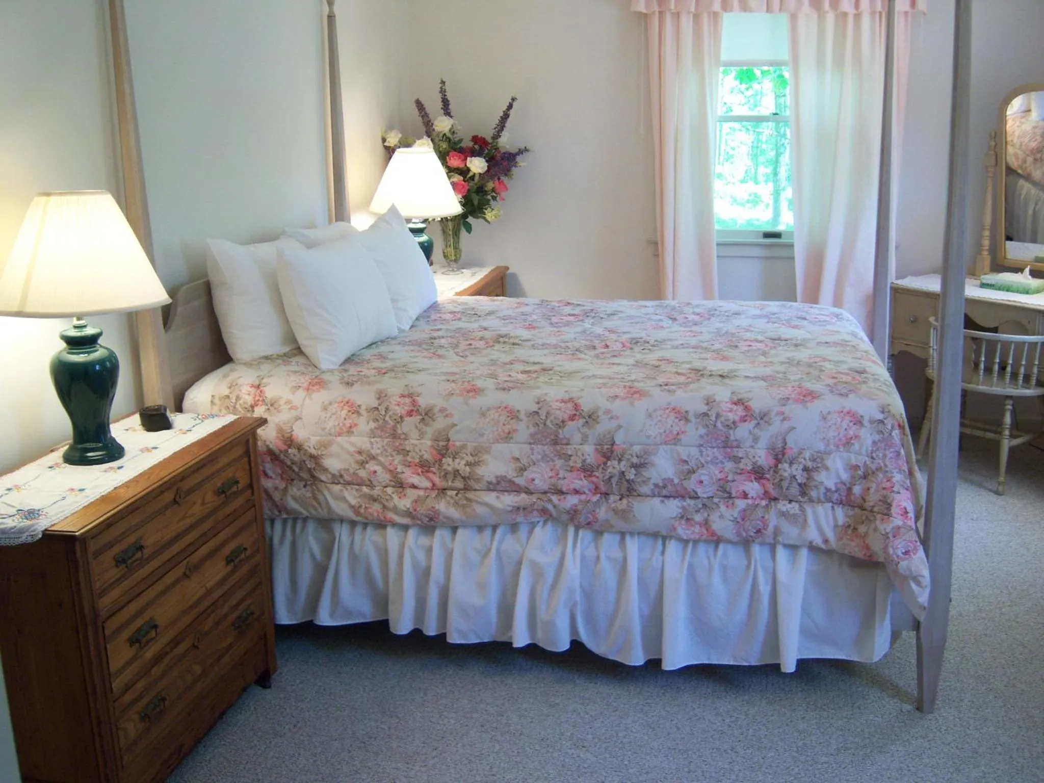 Bed in High Tide Inn on the Ocean, Motel and Cottages