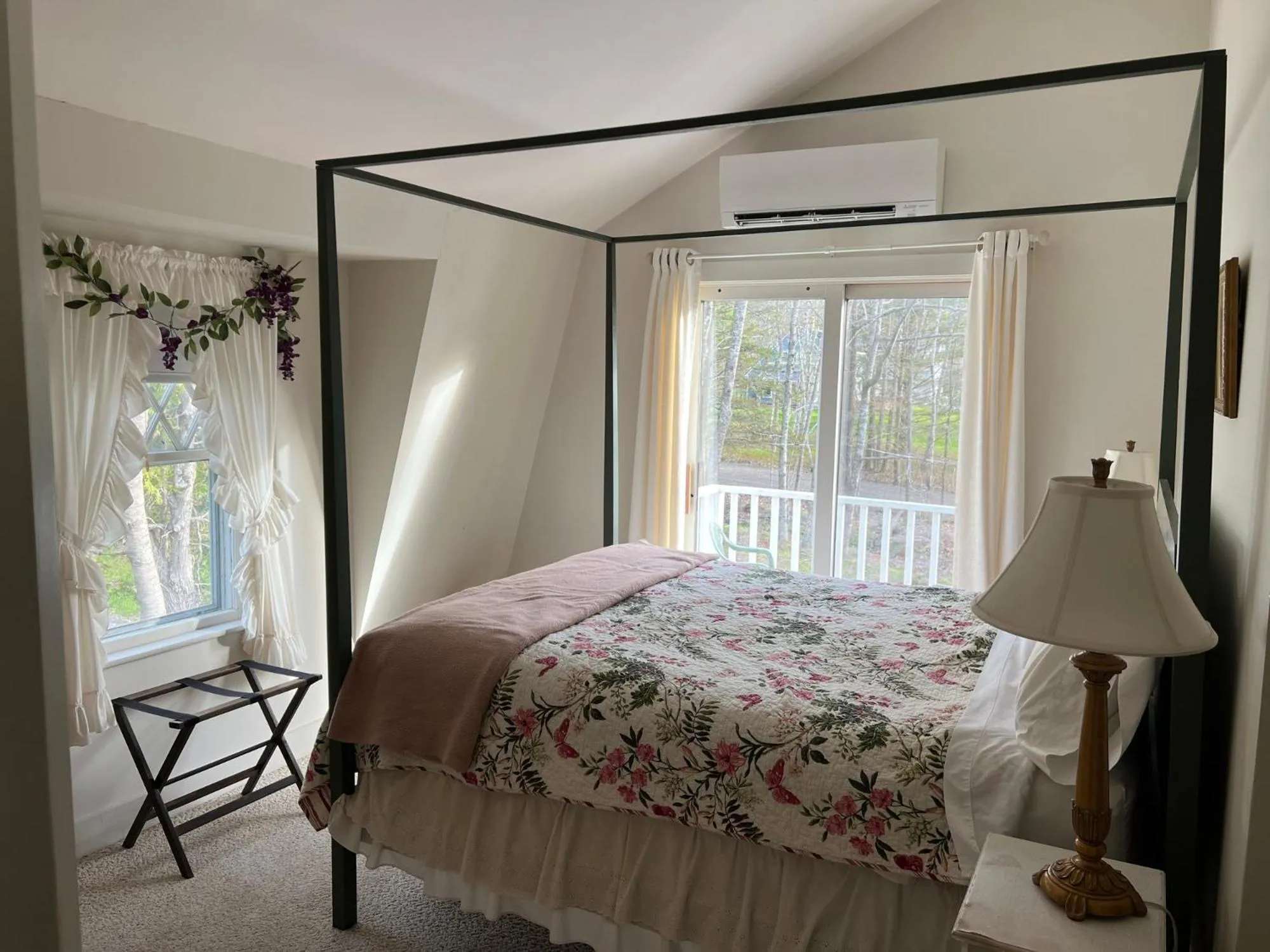 Queen Room with Balcony in High Tide Inn on the Ocean, Motel and Cottages