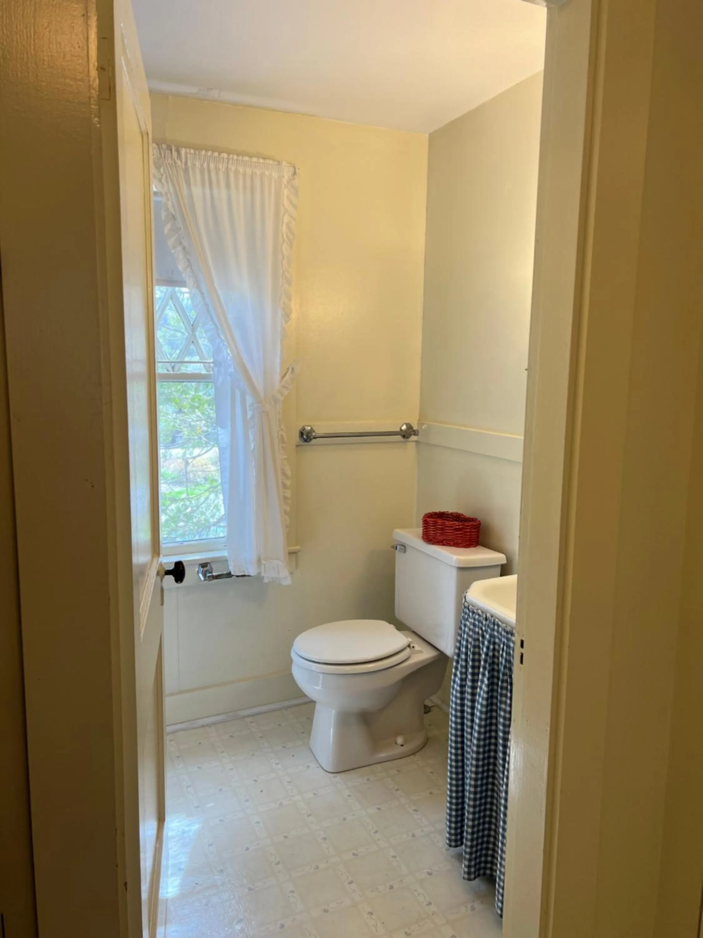 Shower in High Tide Inn on the Ocean, Motel and Cottages