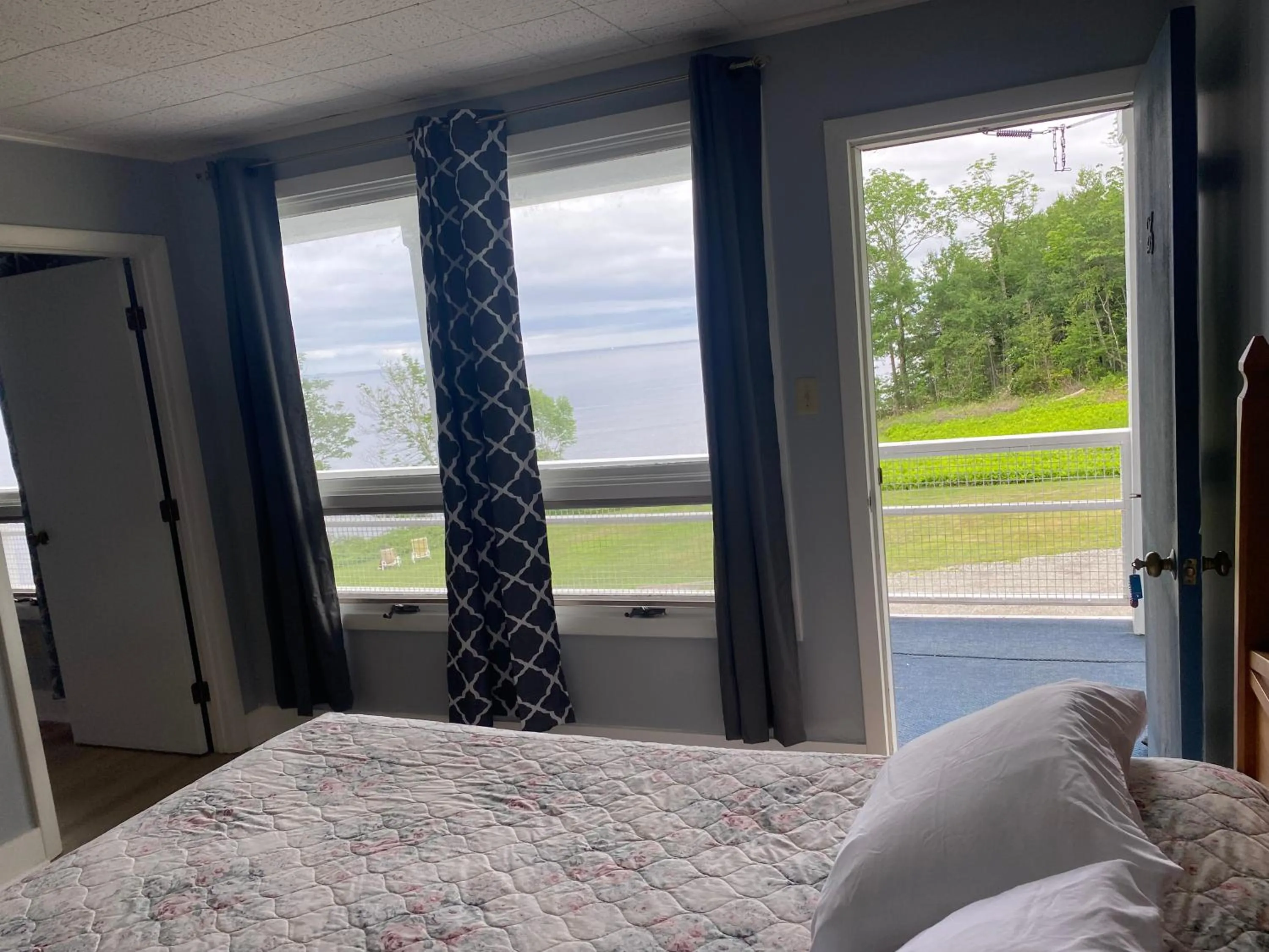 Balcony/Terrace, Bed in High Tide Inn on the Ocean, Motel and Cottages