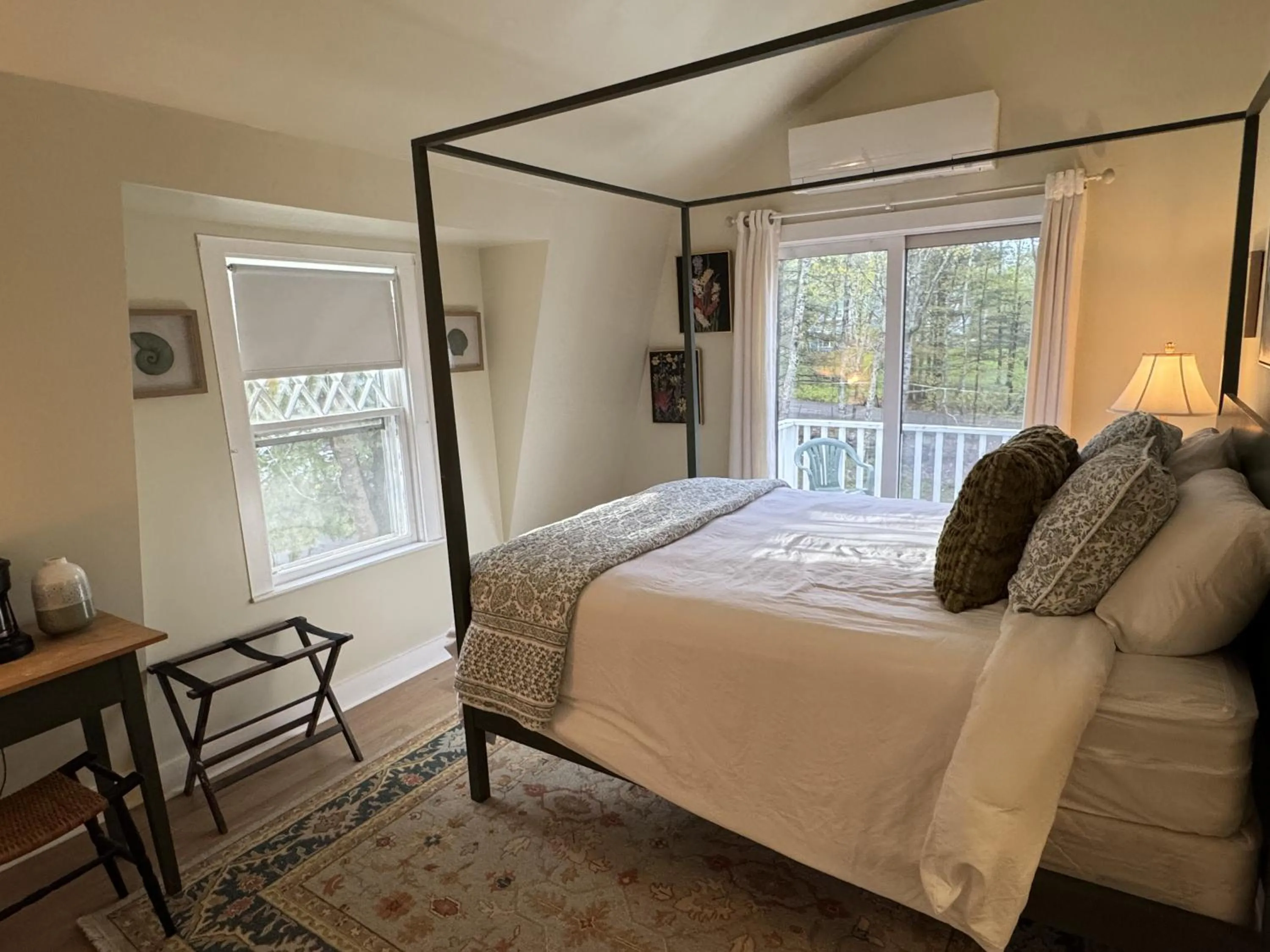 Bed in High Tide Inn on the Ocean, Motel and Cottages