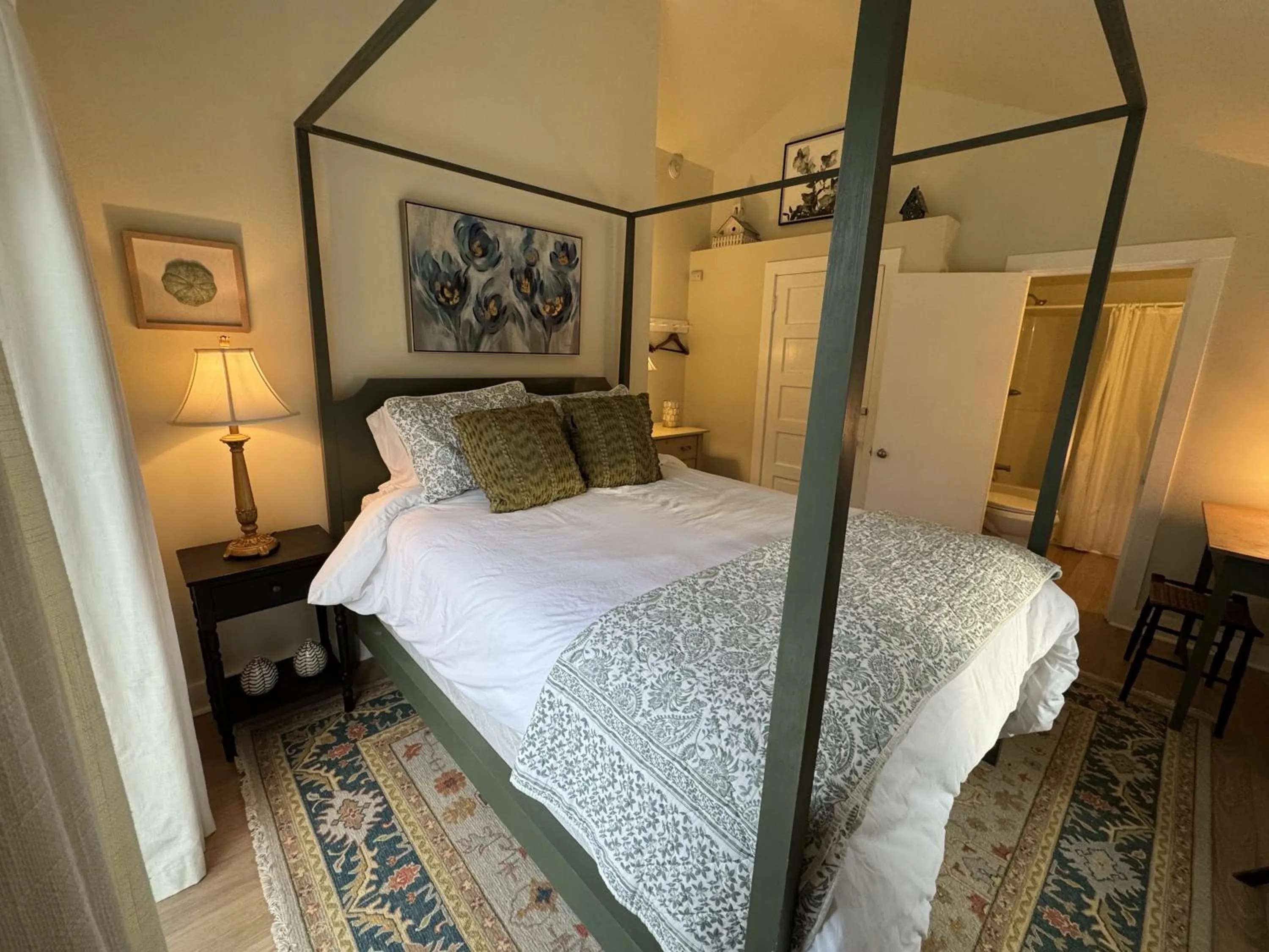 Bed in High Tide Inn on the Ocean, Motel and Cottages