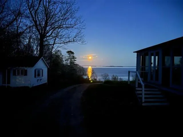 Night in High Tide Inn on the Ocean, Motel and Cottages