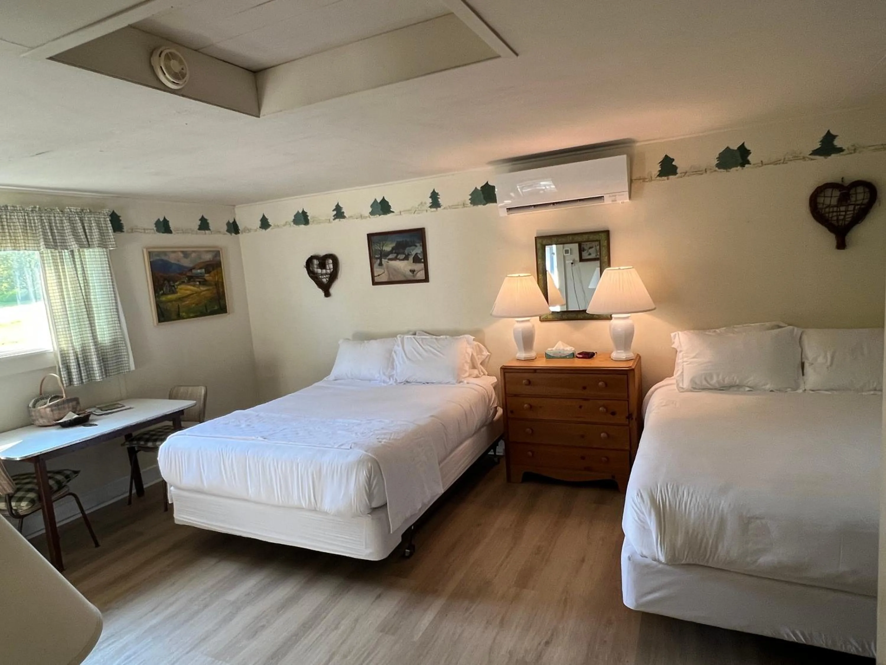 Bedroom, Bed in High Tide Inn on the Ocean, Motel and Cottages