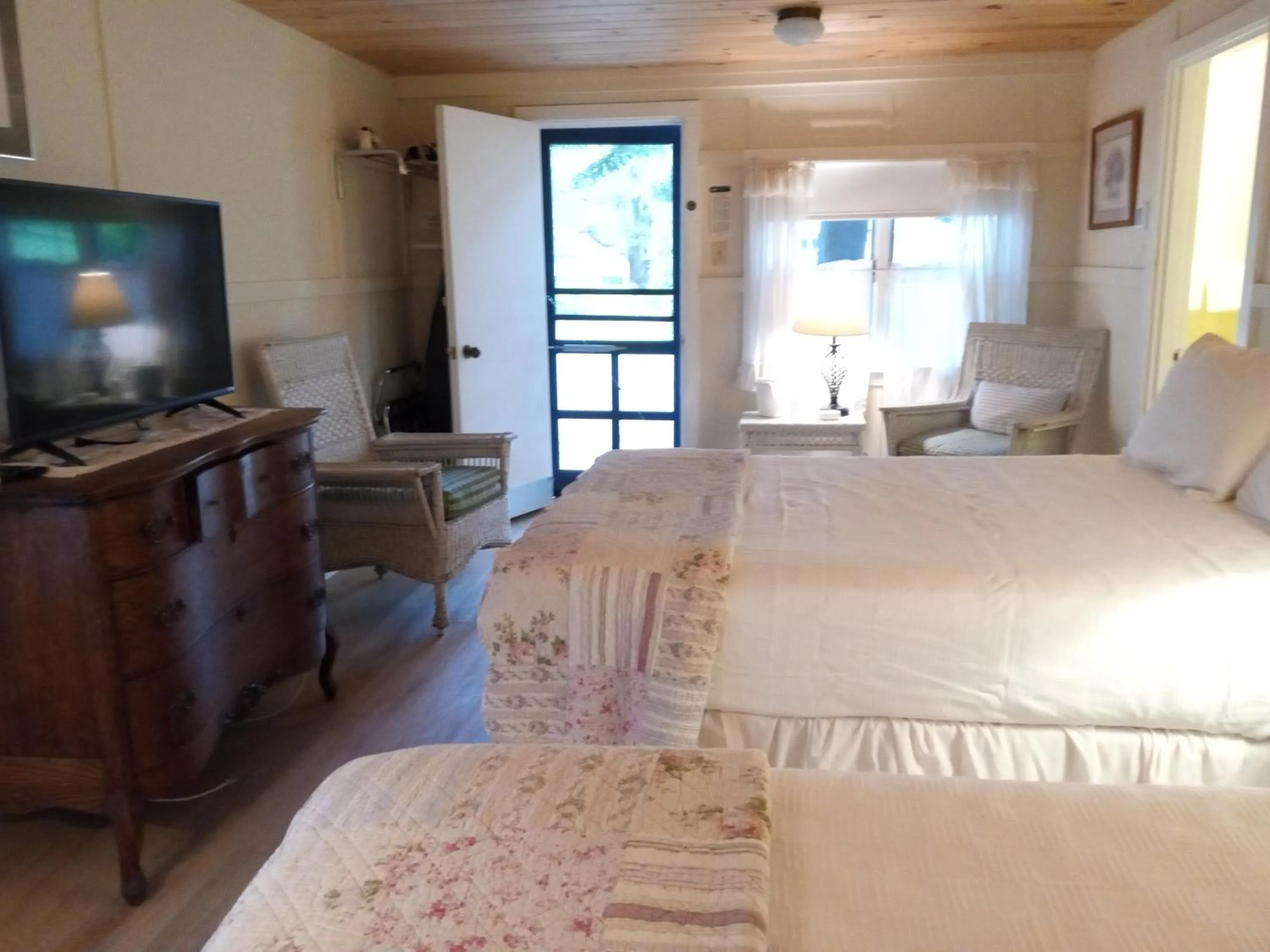 Bed in High Tide Inn on the Ocean, Motel and Cottages