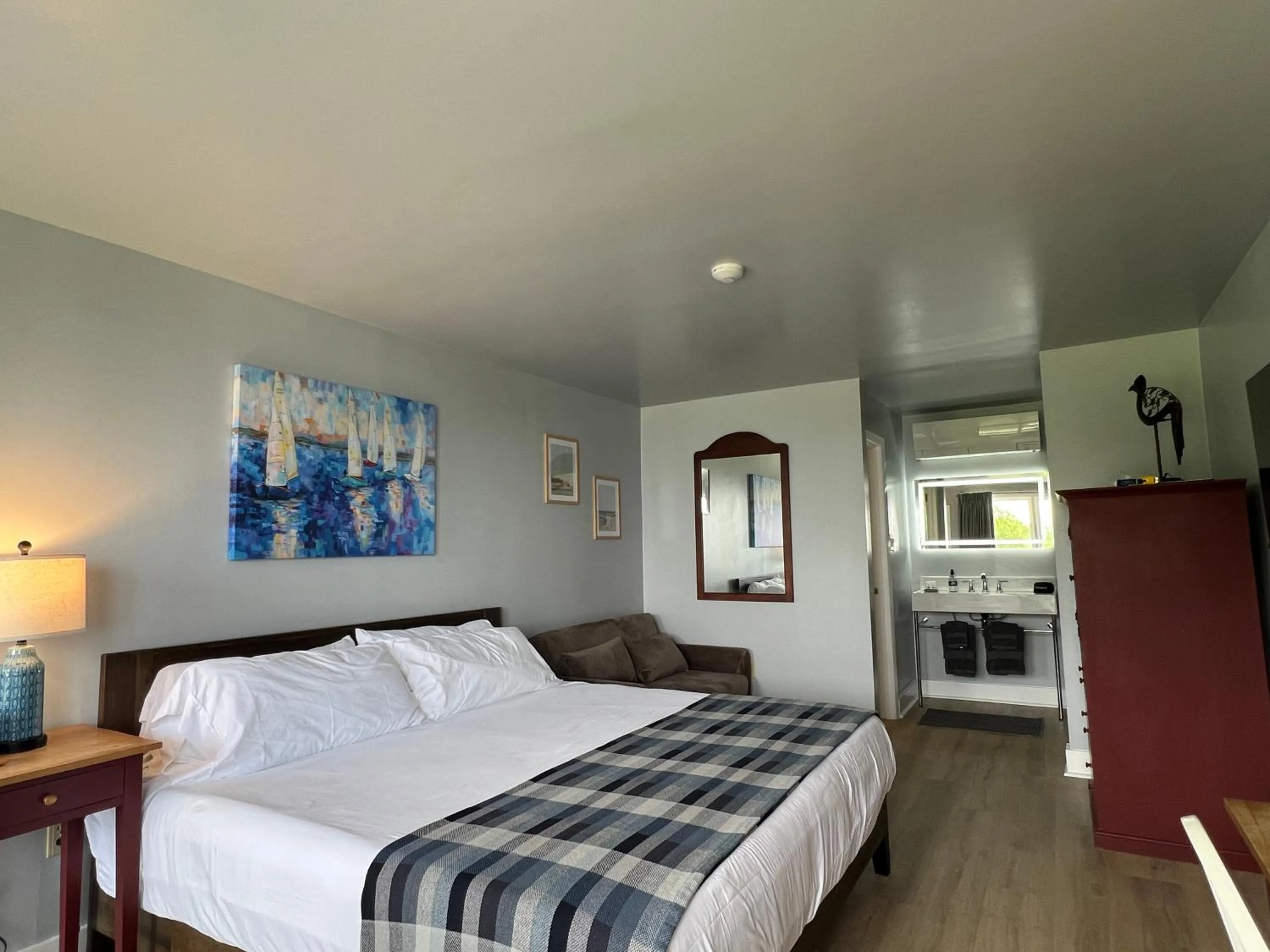 Bed in High Tide Inn on the Ocean, Motel and Cottages