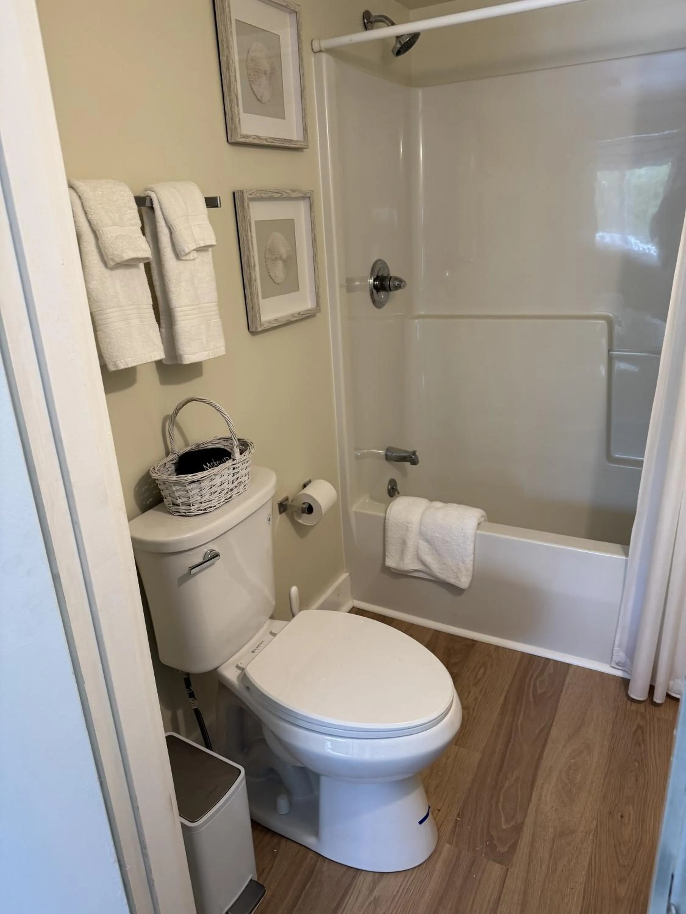 Shower in High Tide Inn on the Ocean, Motel and Cottages