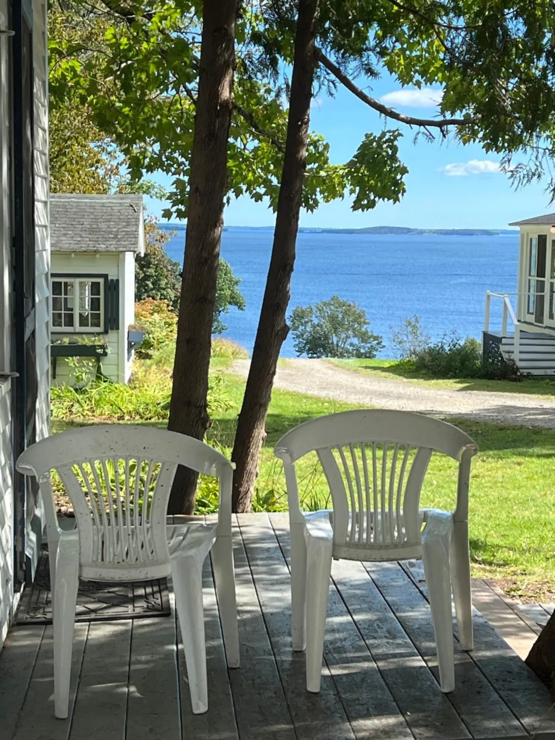 Seating area in High Tide Inn on the Ocean, Motel and Cottages