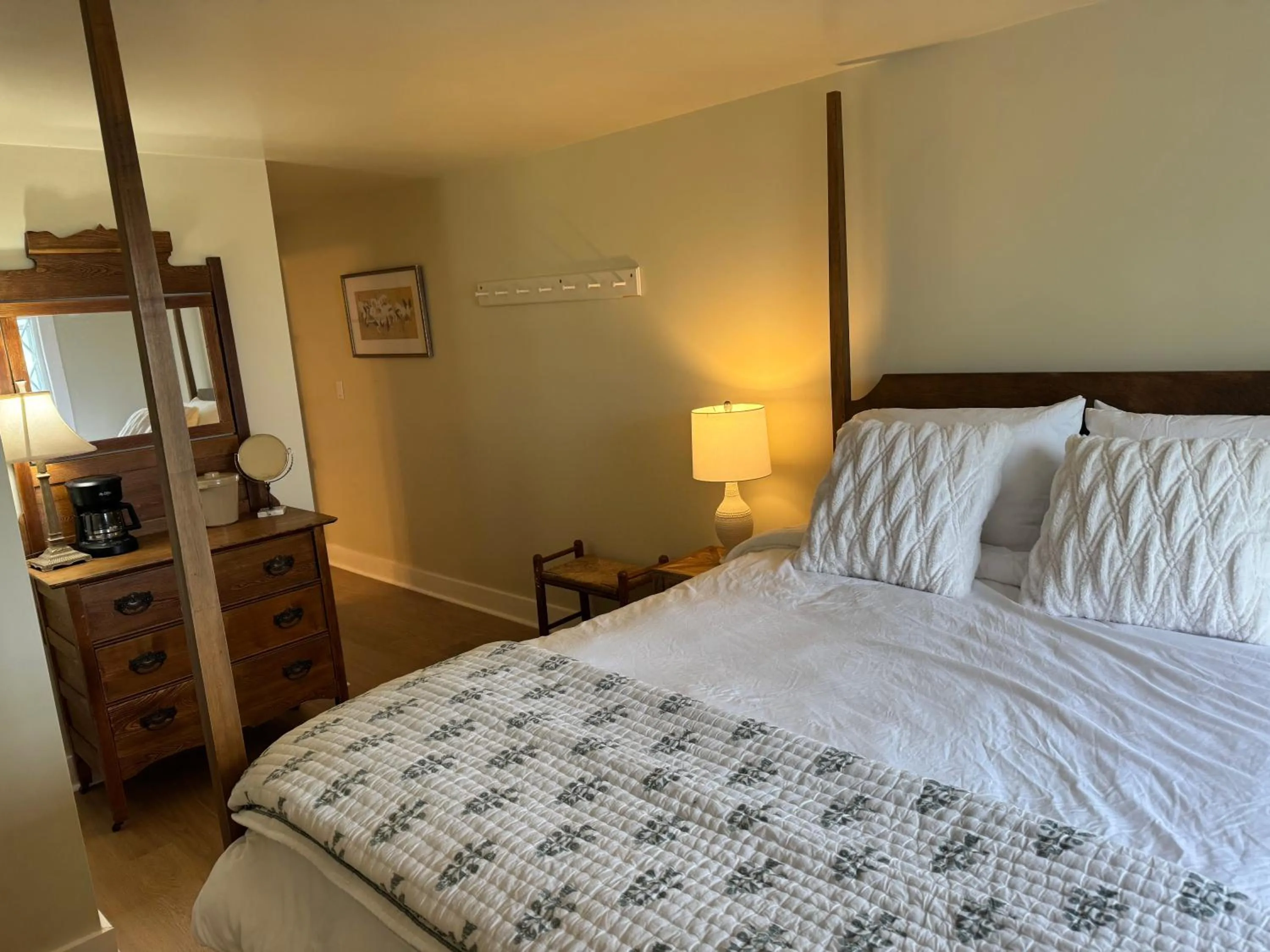 Bed in High Tide Inn on the Ocean, Motel and Cottages