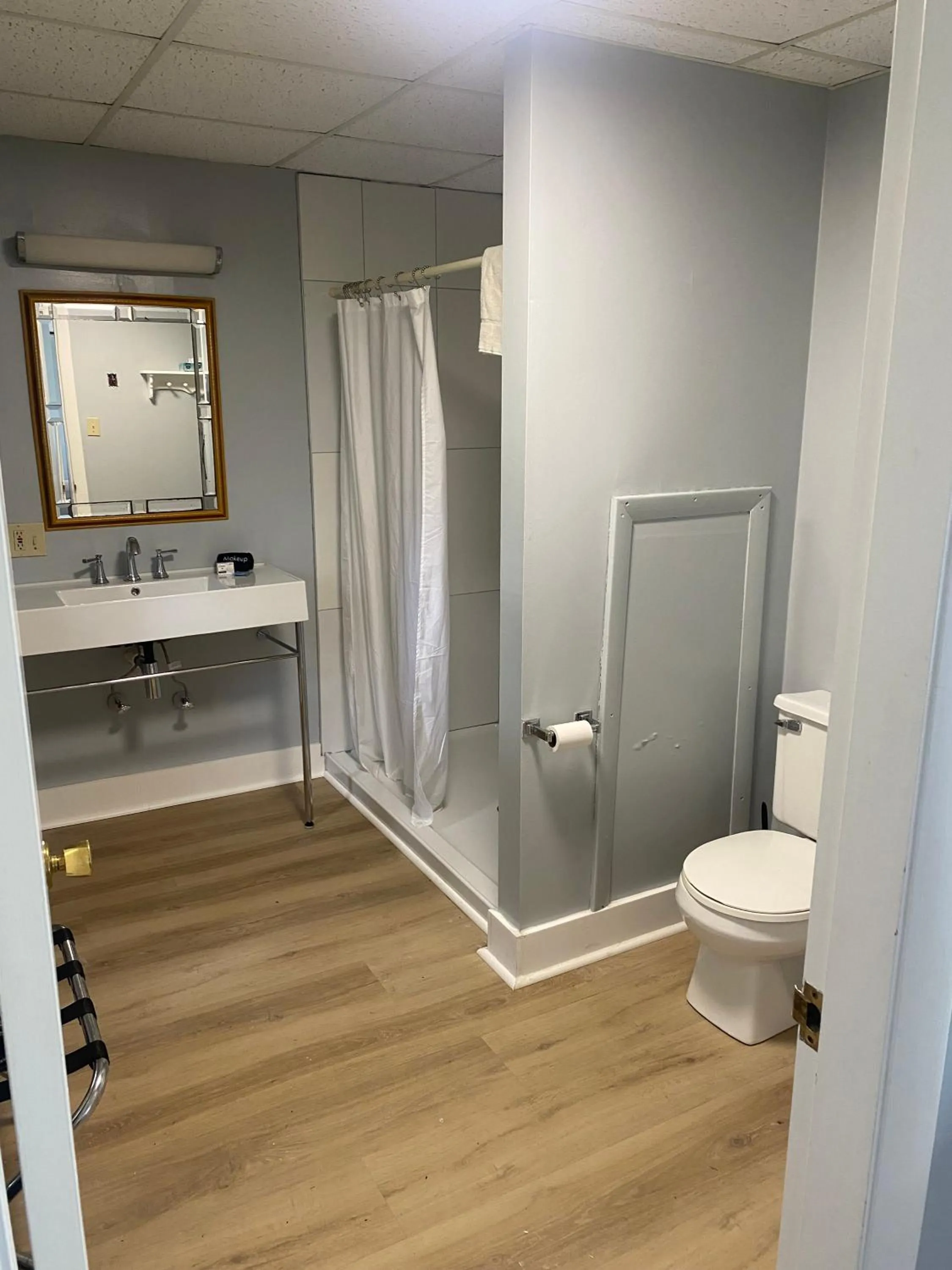 Shower in High Tide Inn on the Ocean, Motel and Cottages